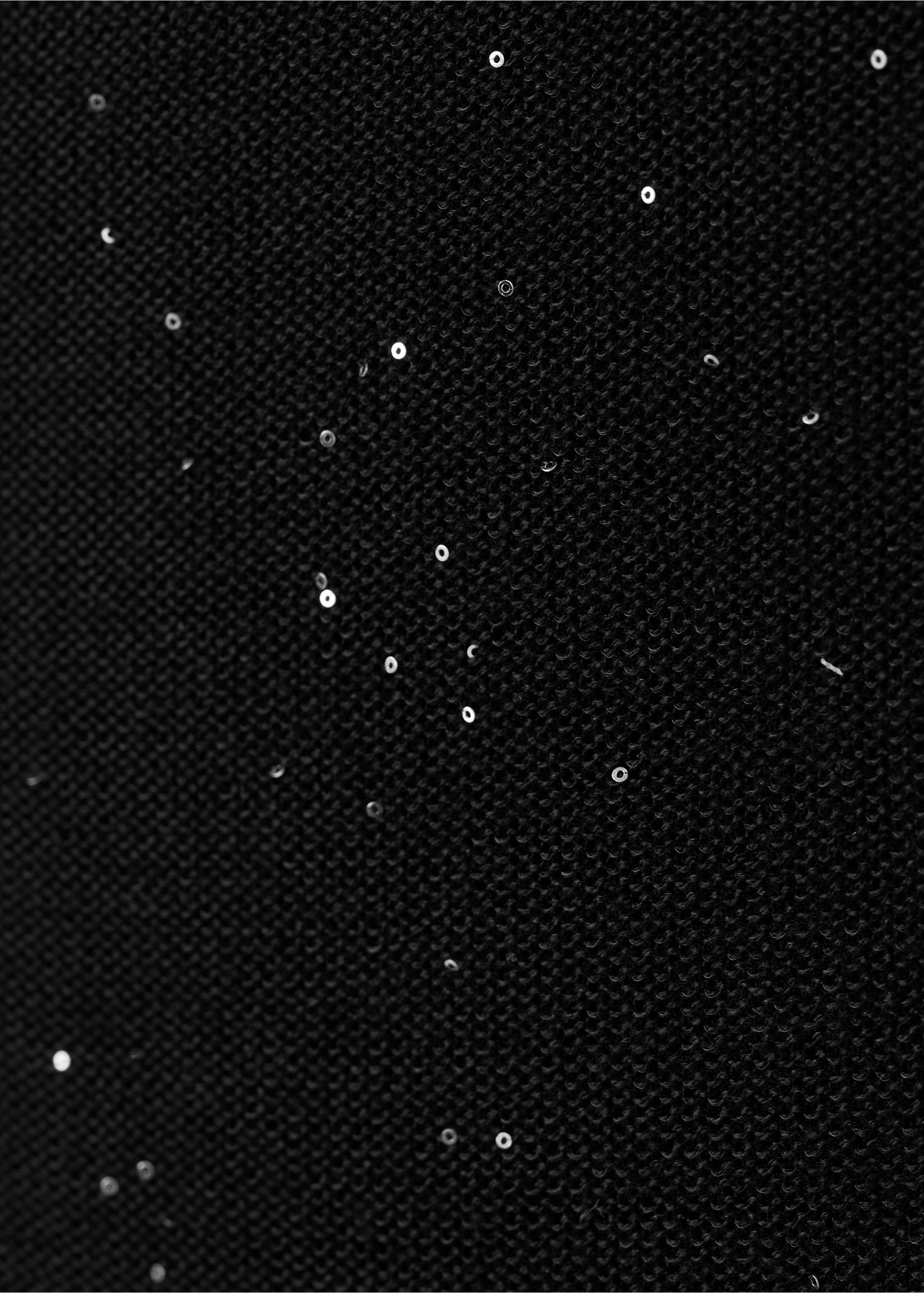 Primer plano de un top negro con textura y lentejuelas dispersas., Negro. Ref: 17037811-00.