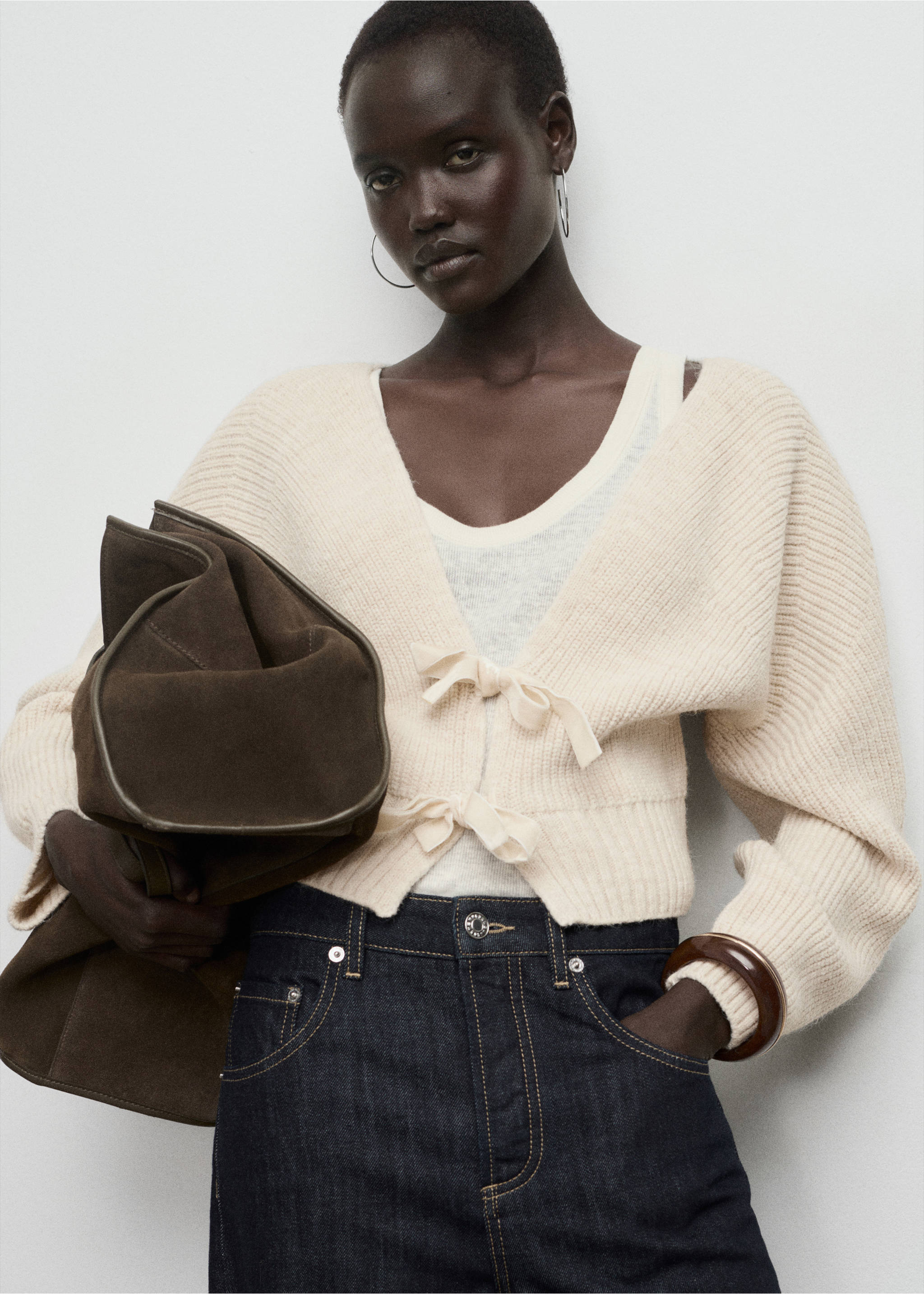 V-neck cardigan with bows - Medium plane, Beige. Ref: 17037815-00.