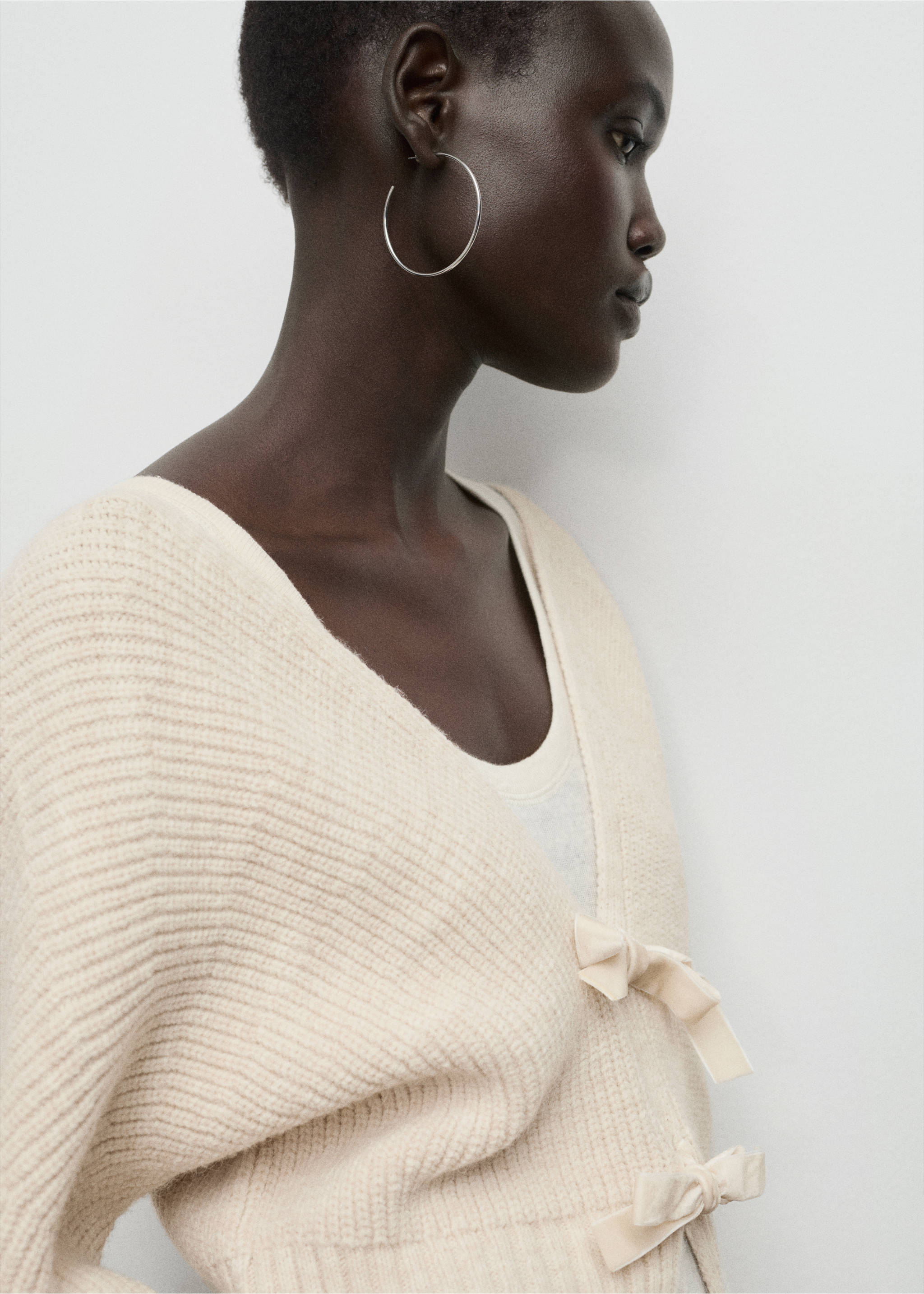 V-neck cardigan with bows - Details of the article 1, Beige. Ref: 17037815-00.