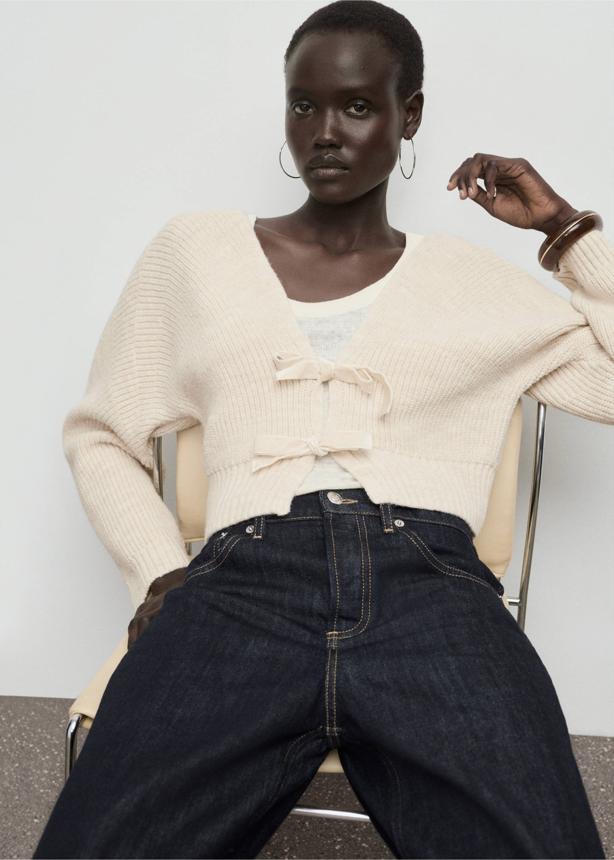 V-neck cardigan with bows - Details of the article 3, Beige. Ref: 17037815-00.