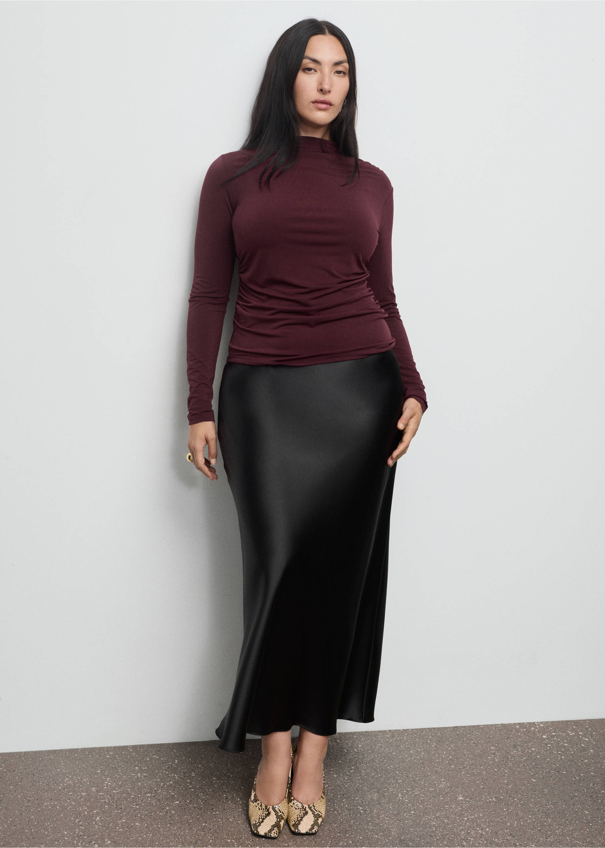Draped fitted t-shirt - Details of the article 3, Burgundy. Ref: 17037818-00.