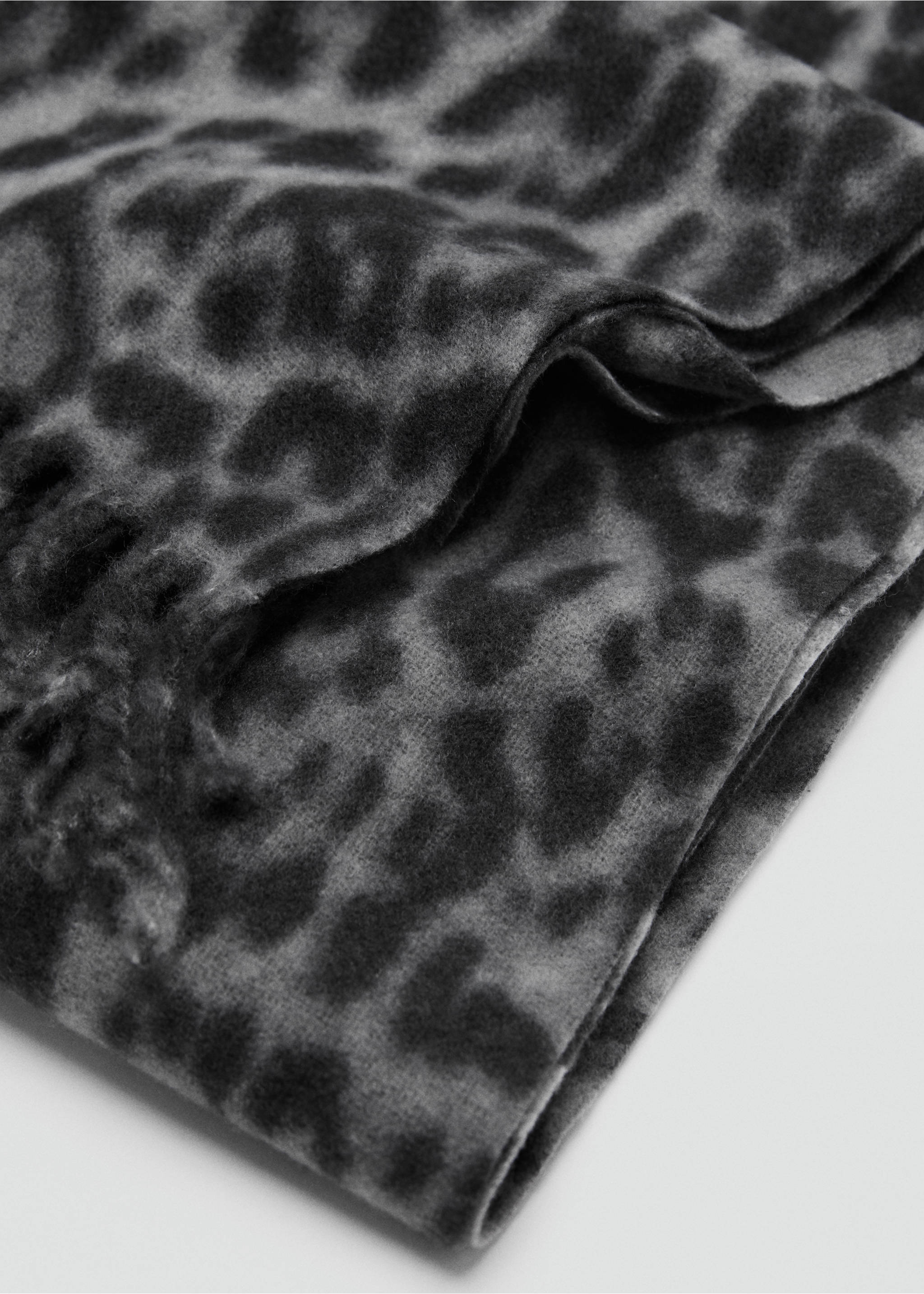 Leopard scarf with fringes - Medium plane, Medium Heather Grey. Ref: 17037894-00.