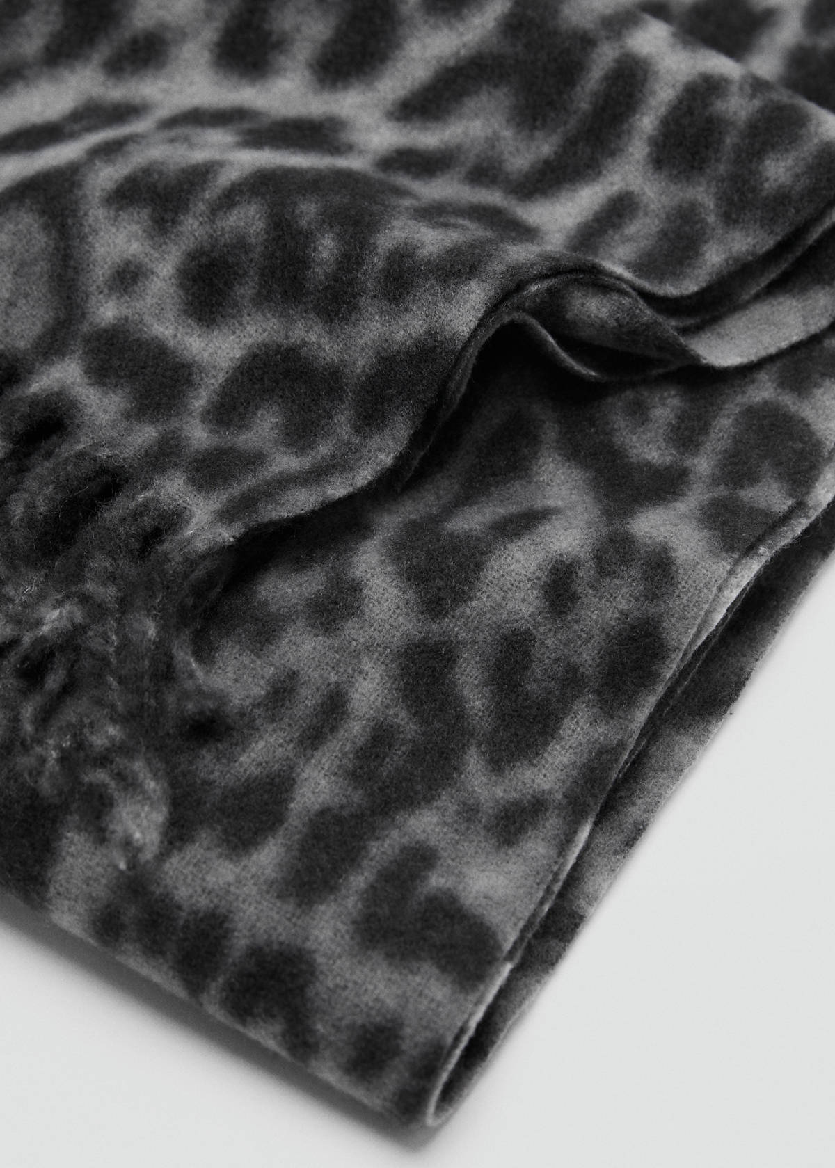 Leopard scarf with fringes