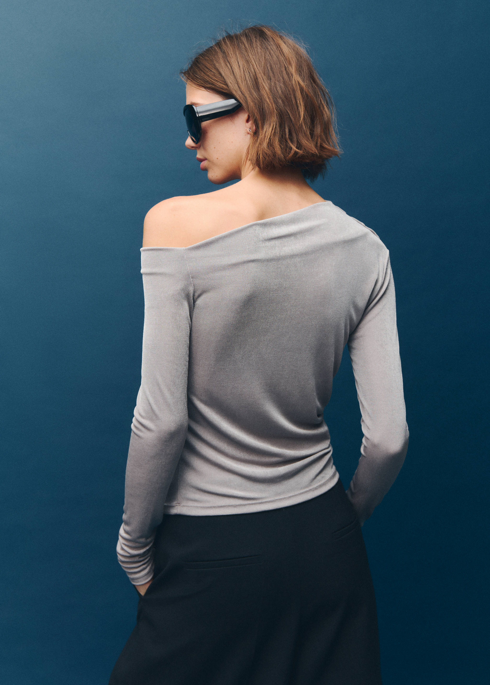 Asymmetrical long-sleeved t-shirt - Reverse of the article