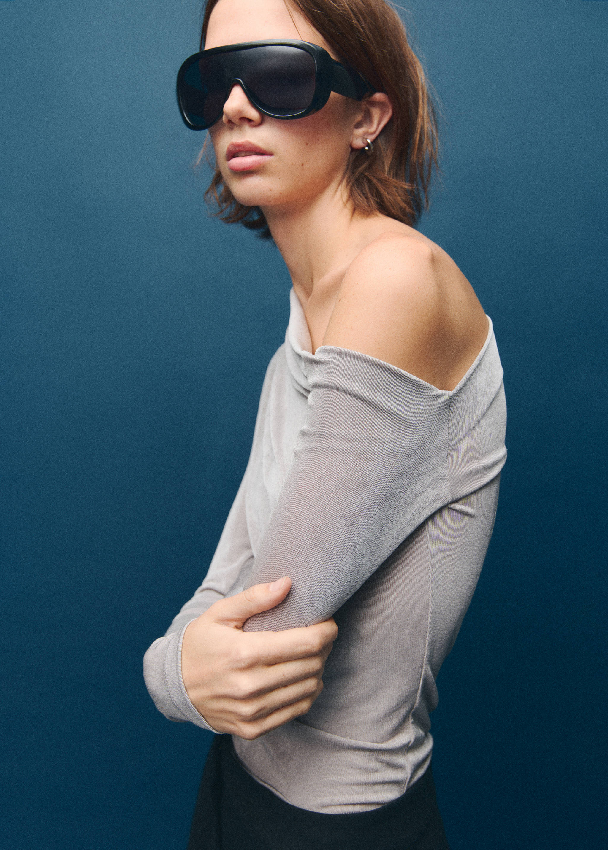 Asymmetrical long-sleeved t-shirt - Details of the article 2