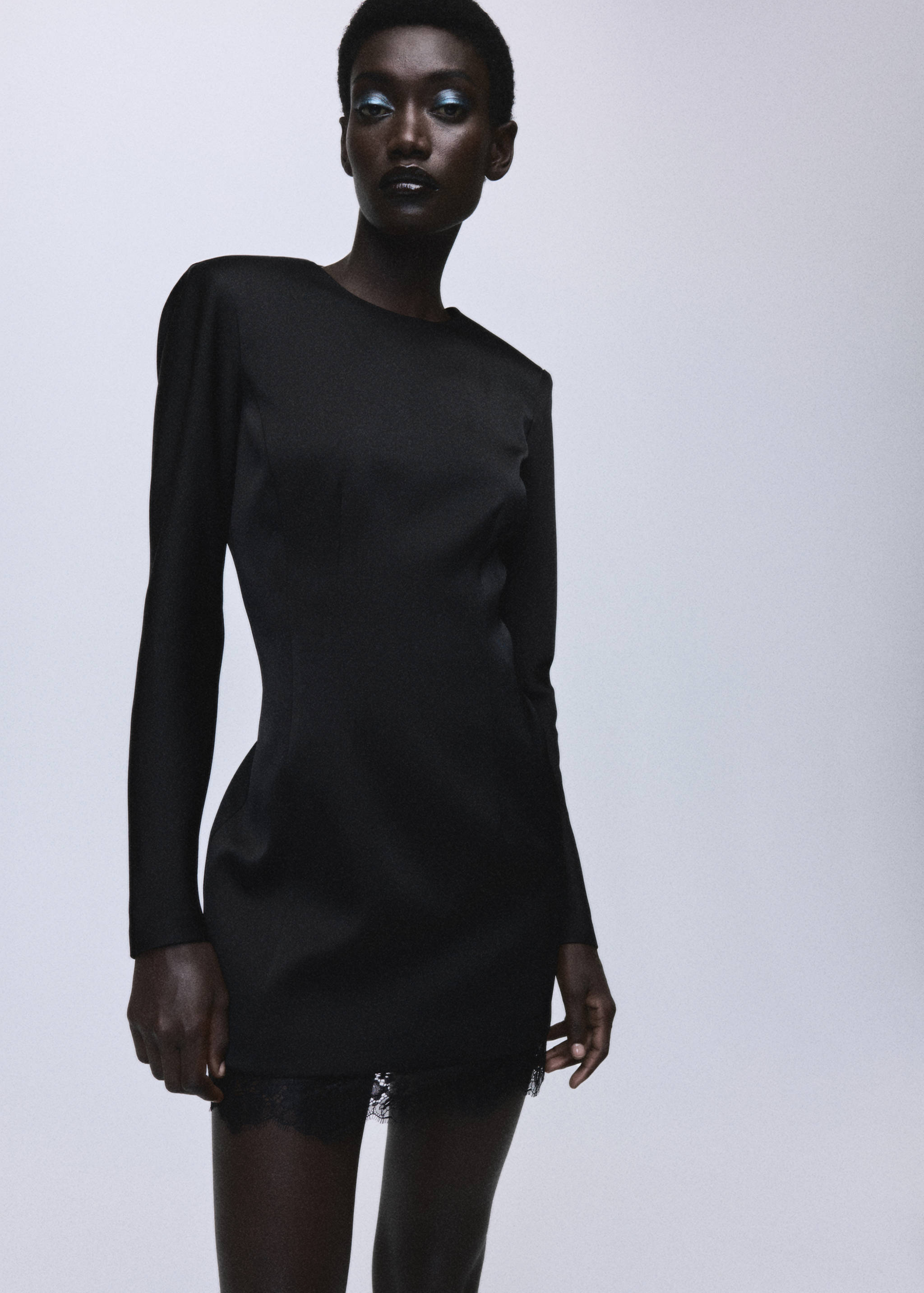 Vestido espalda abierta bajo encaje - Plano medio