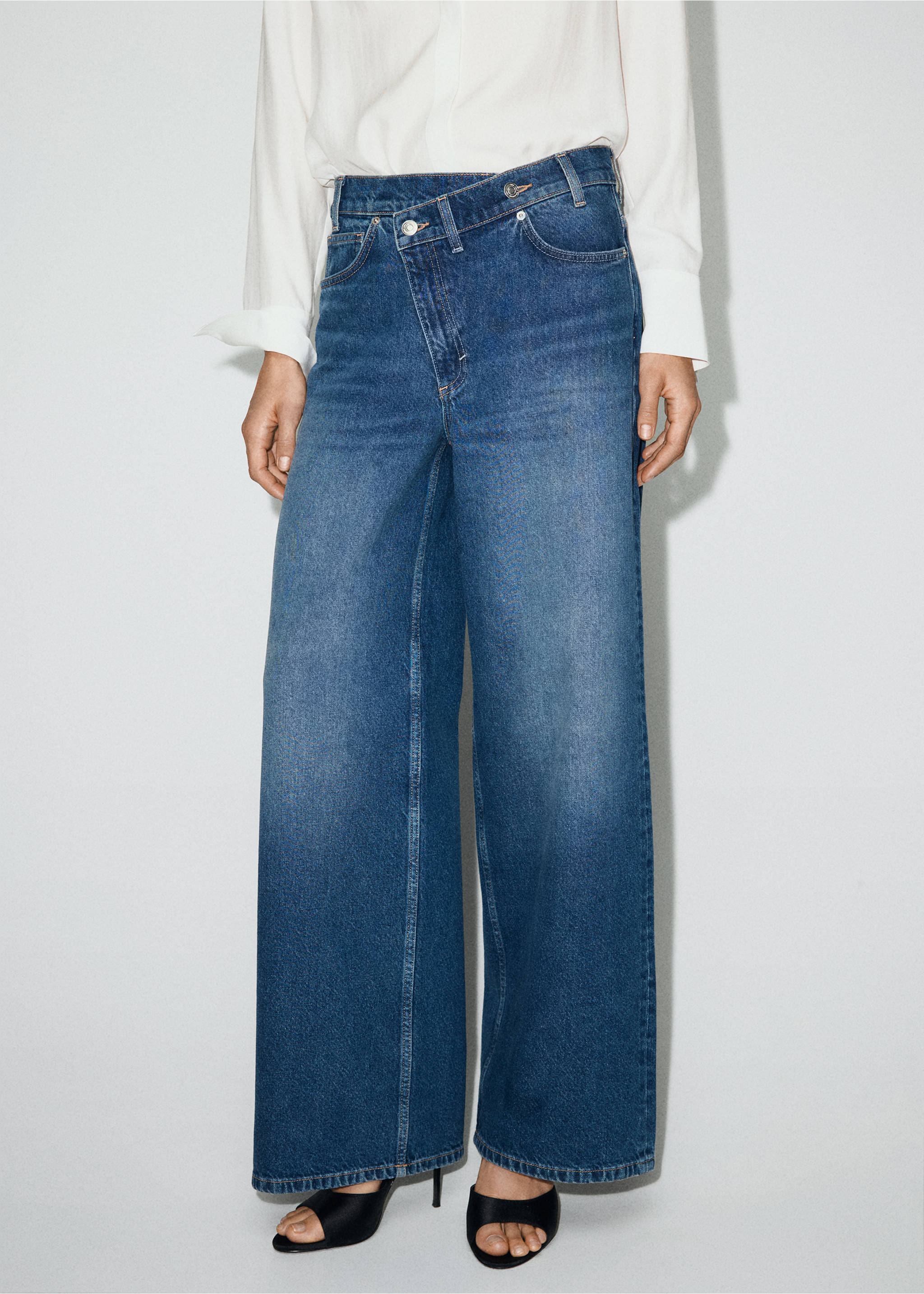 Jeans mit weitem Bein, überkreuztem Bund und mittlerer Bundhöhe - Mittlere Ansicht, Dunkelblau. Ref: 17039214-00.