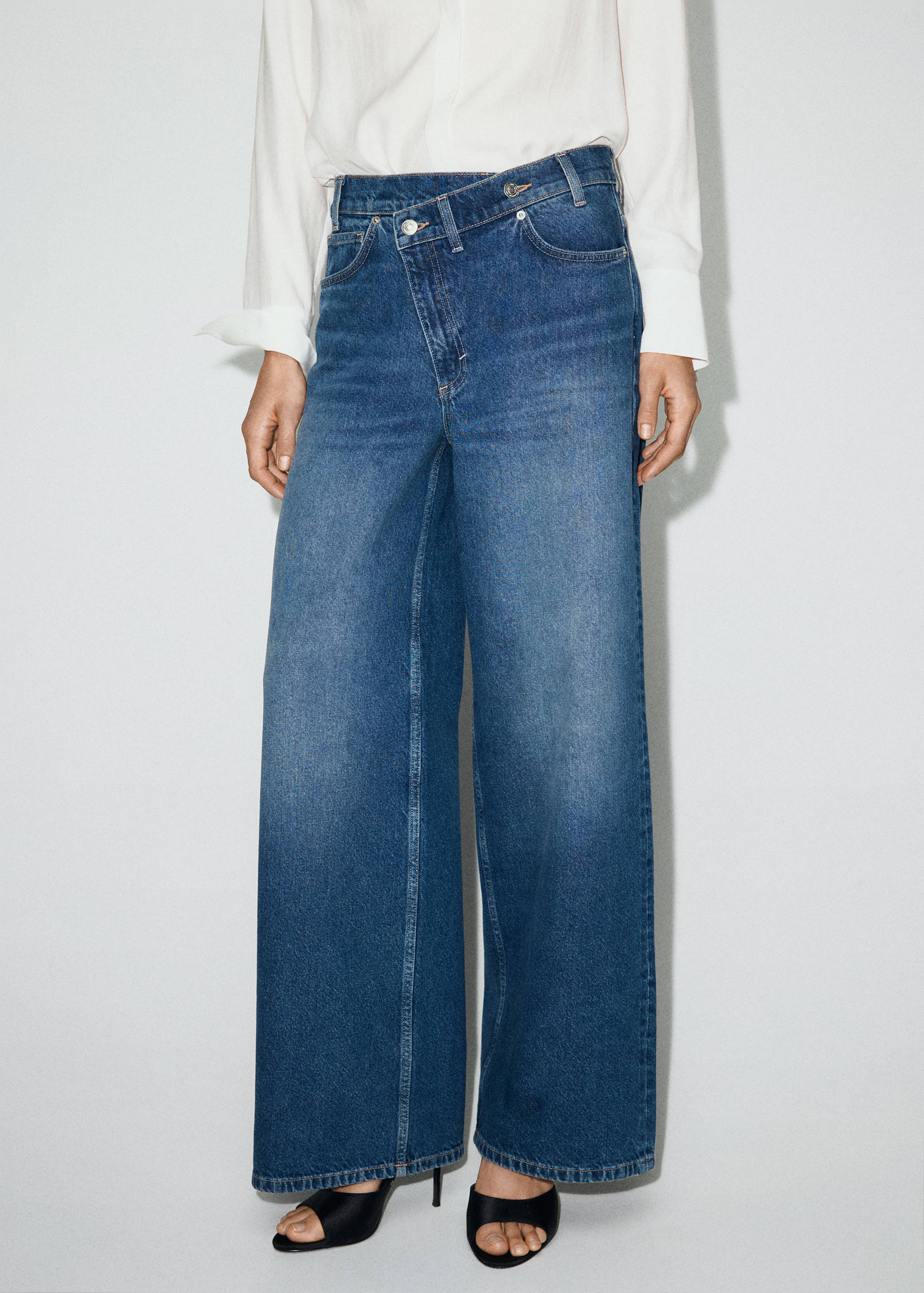 Jeans mit weitem Bein, überkreuztem Bund und mittlerer Bundhöhe - Mittlere Ansicht