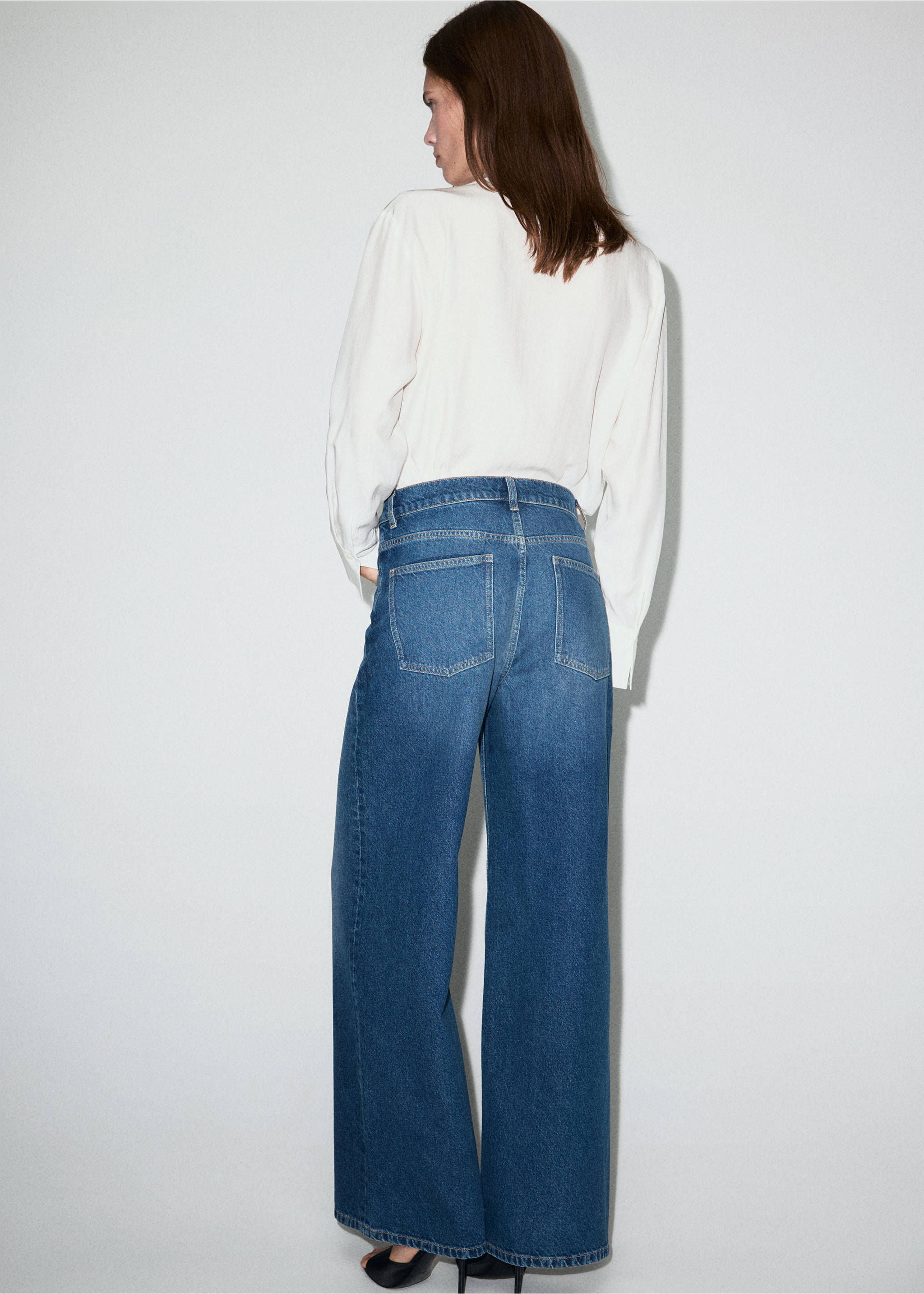 Jeans mit weitem Bein, überkreuztem Bund und mittlerer Bundhöhe - Rückseite des Artikels, Dunkelblau. Ref: 17039214-00.
