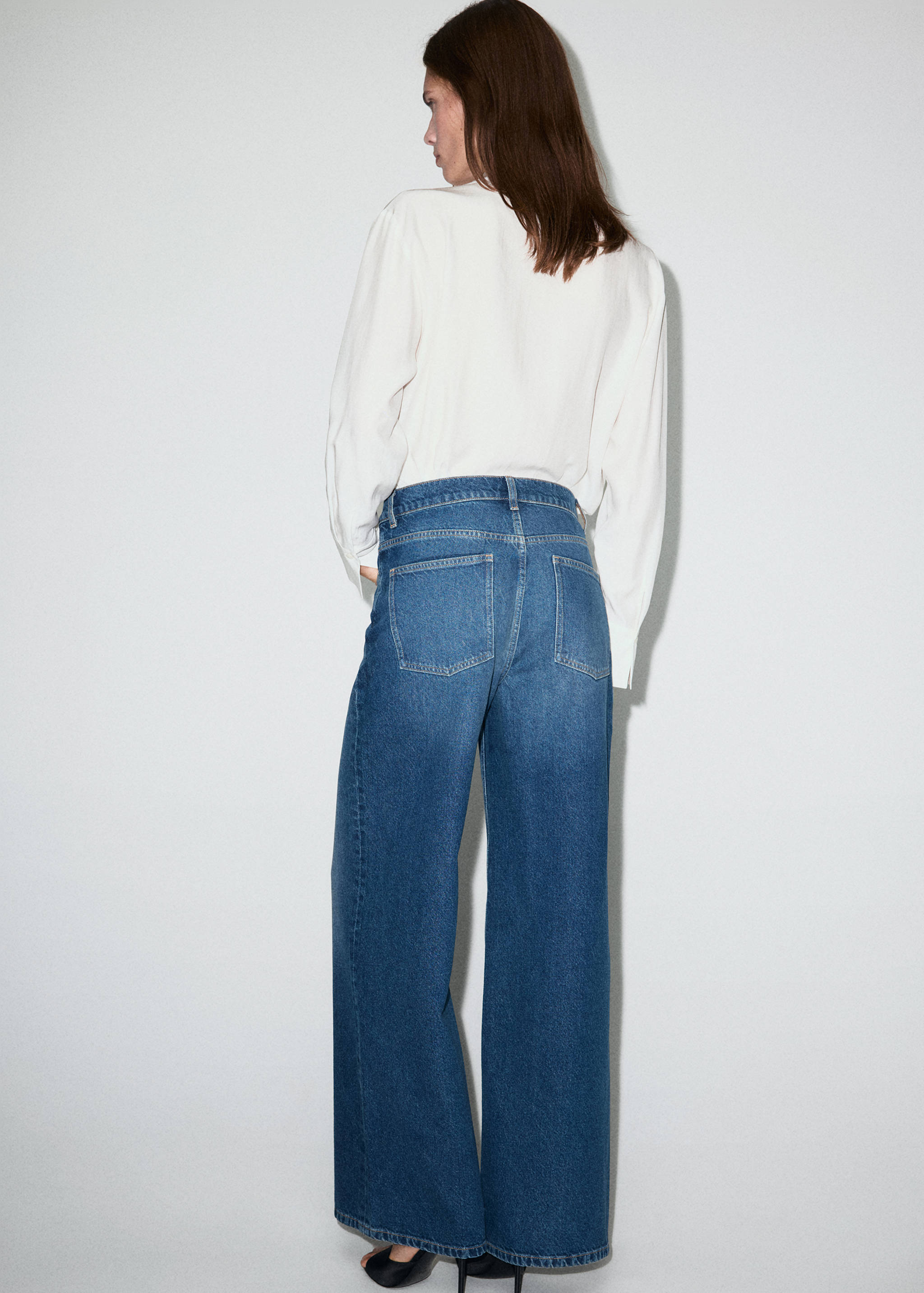 Jeans mit weitem Bein, überkreuztem Bund und mittlerer Bundhöhe - Rückseite des Artikels