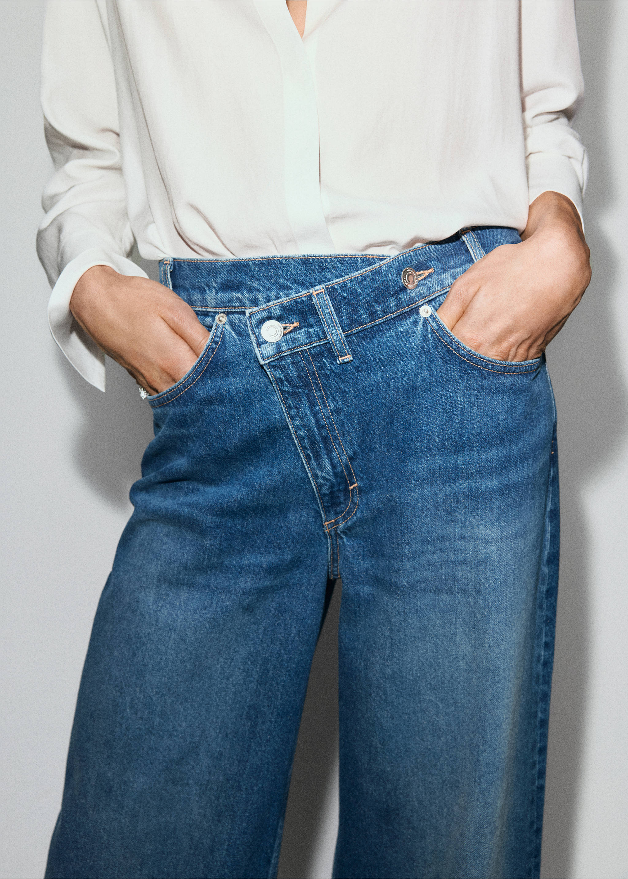 Jeans mit weitem Bein, überkreuztem Bund und mittlerer Bundhöhe - Detail des Artikels 3, Dunkelblau. Ref: 17039214-00.