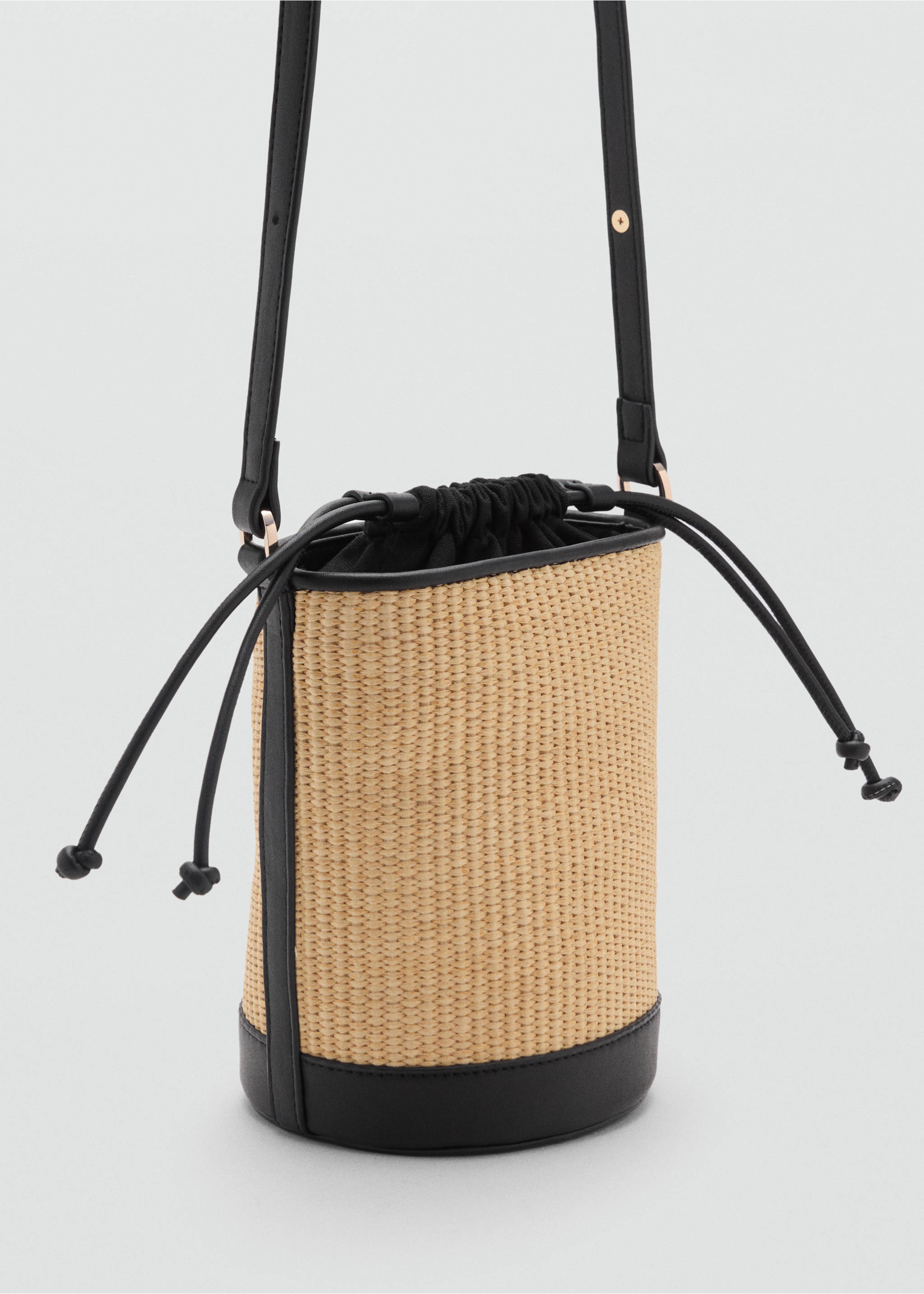 Kleine Bucket-Bag aus Raffiabast - Mittlere Ansicht, Schwarz. Ref: 17041129-00.
