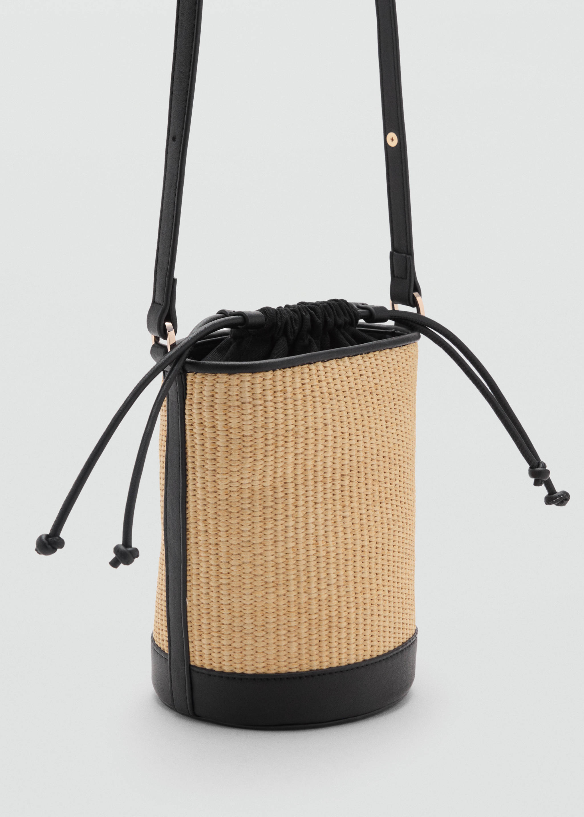 Bolso bucket rafia pequeño - Plano medio