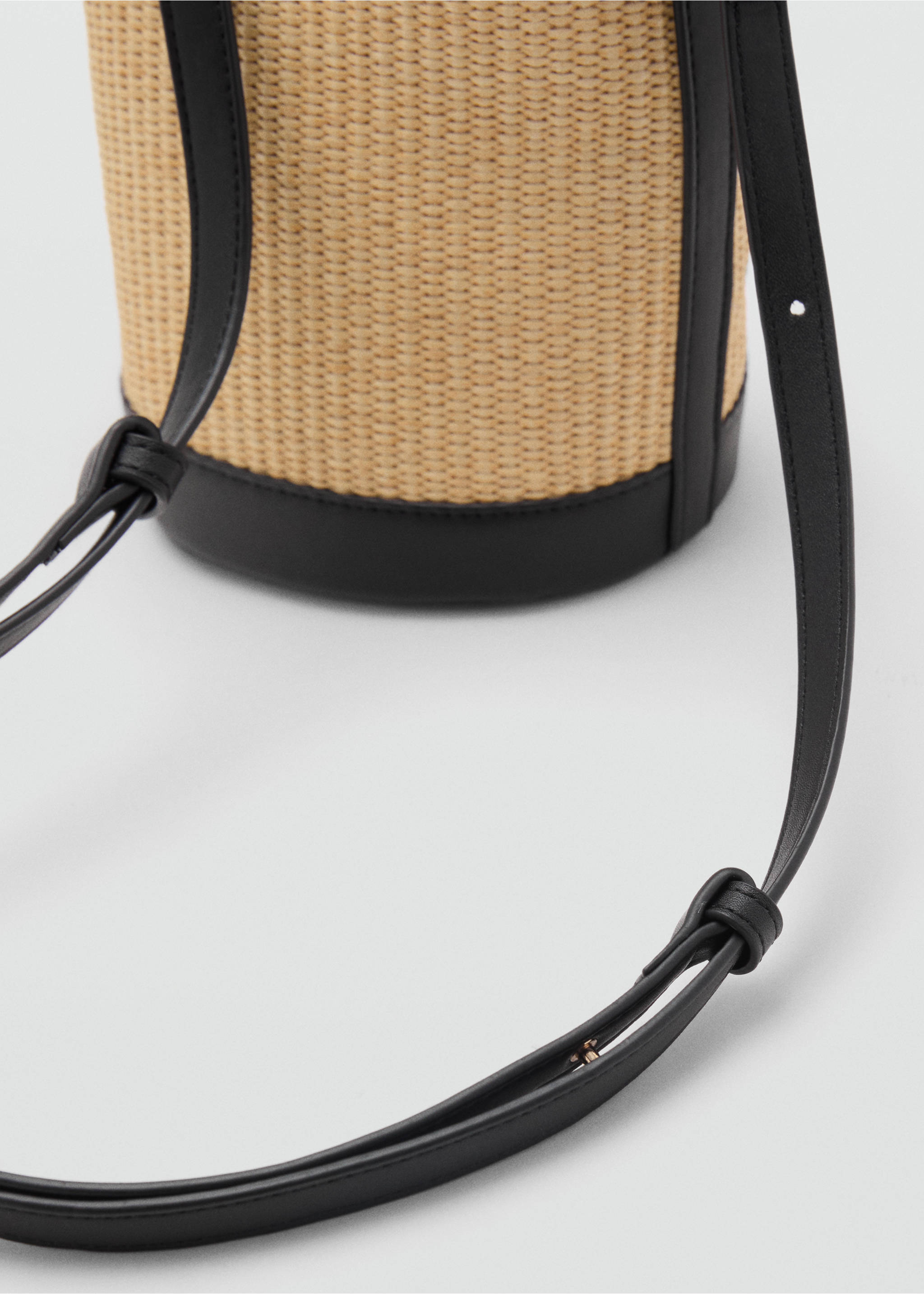 Kleine Bucket-Bag aus Raffiabast - Detail des Artikels 2, Schwarz. Ref: 17041129-00.