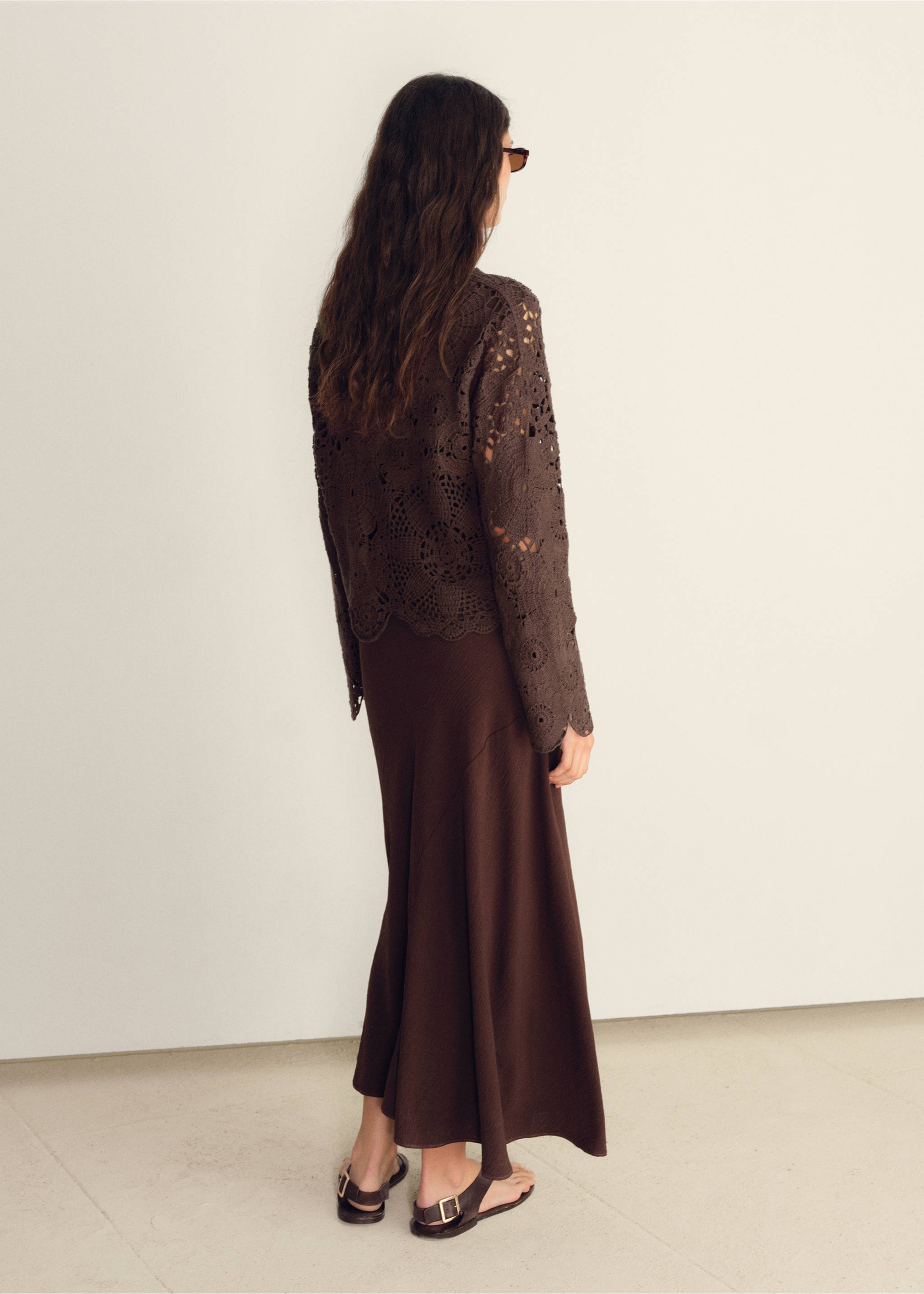 Geblümter Häkelpullover - Rückseite des Artikels, Schokolade. Ref: 17041136-00.