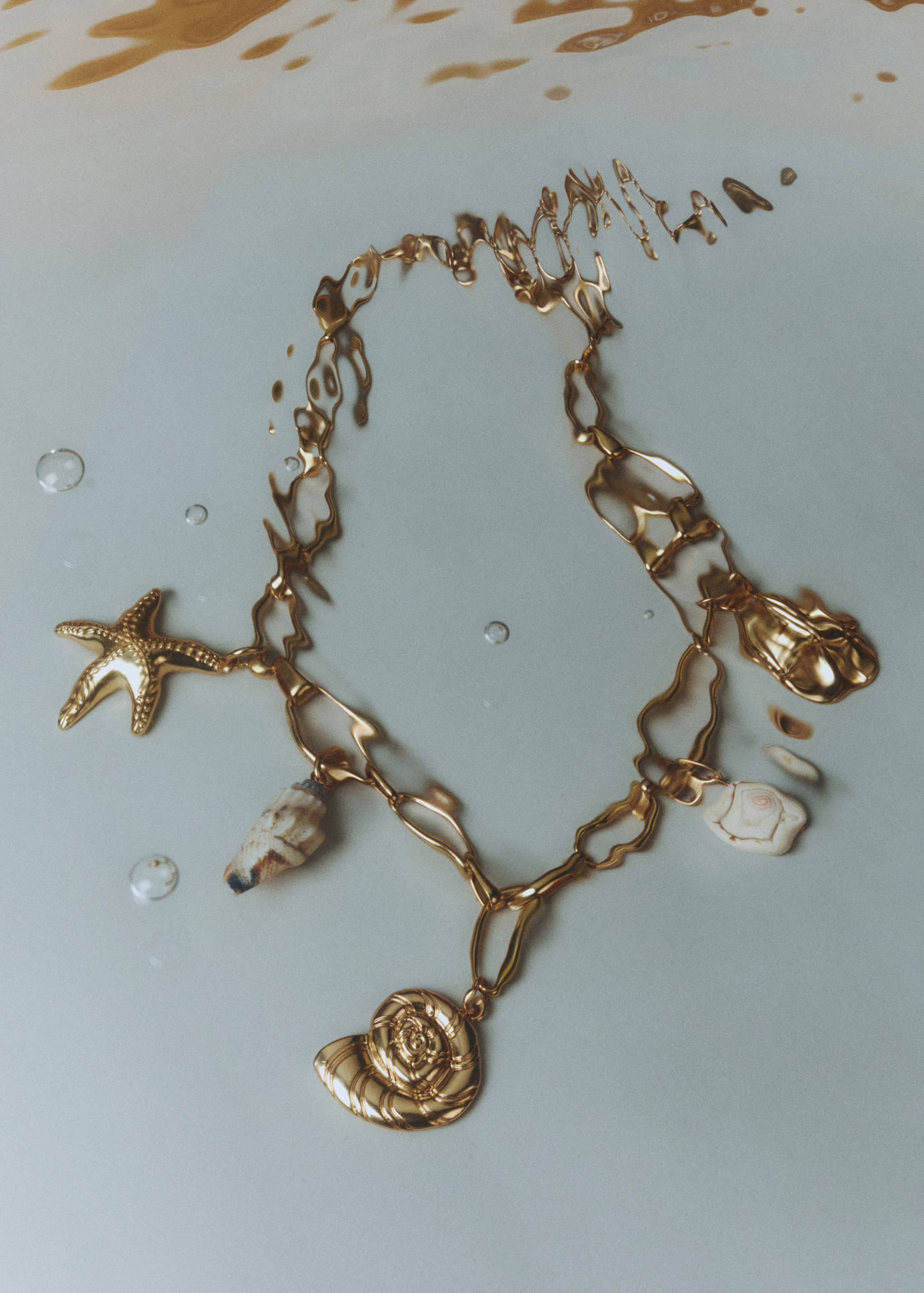 Kette mit Perlen- und Muschelverzierung - Allgemeine Ansicht