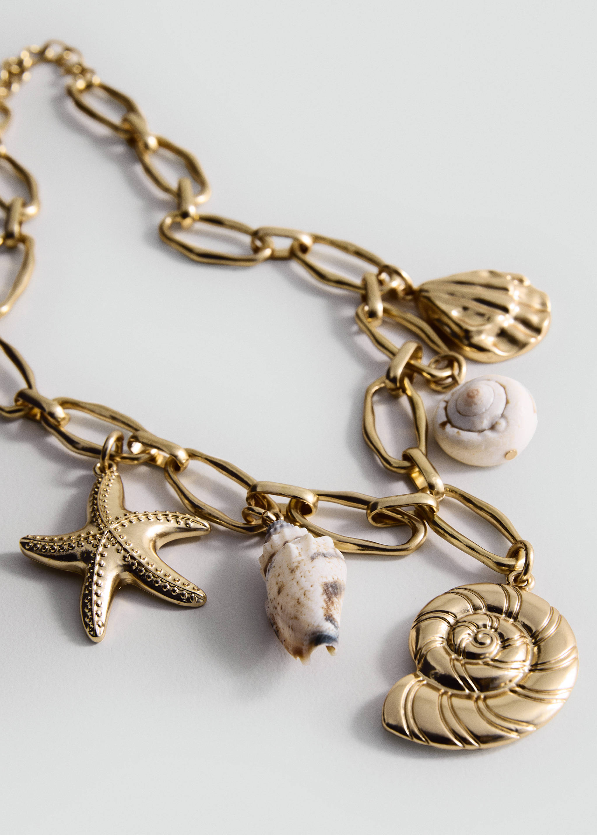 Kette mit Perlen- und Muschelverzierung - Mittlere Ansicht