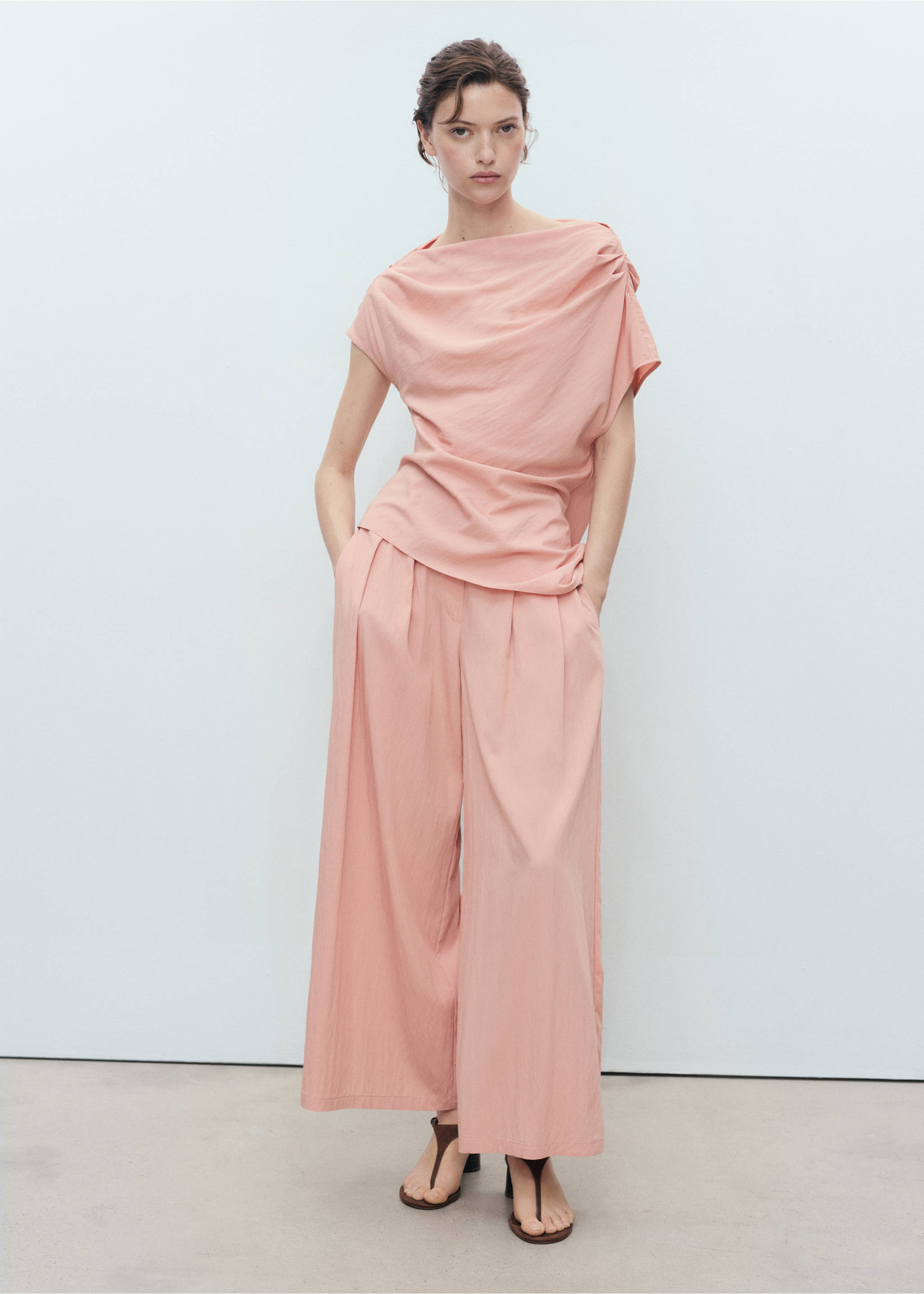 Gedrapeerde asymmetrische blouse - Overzichtstekening, Roze. Ref: 17041153-00.