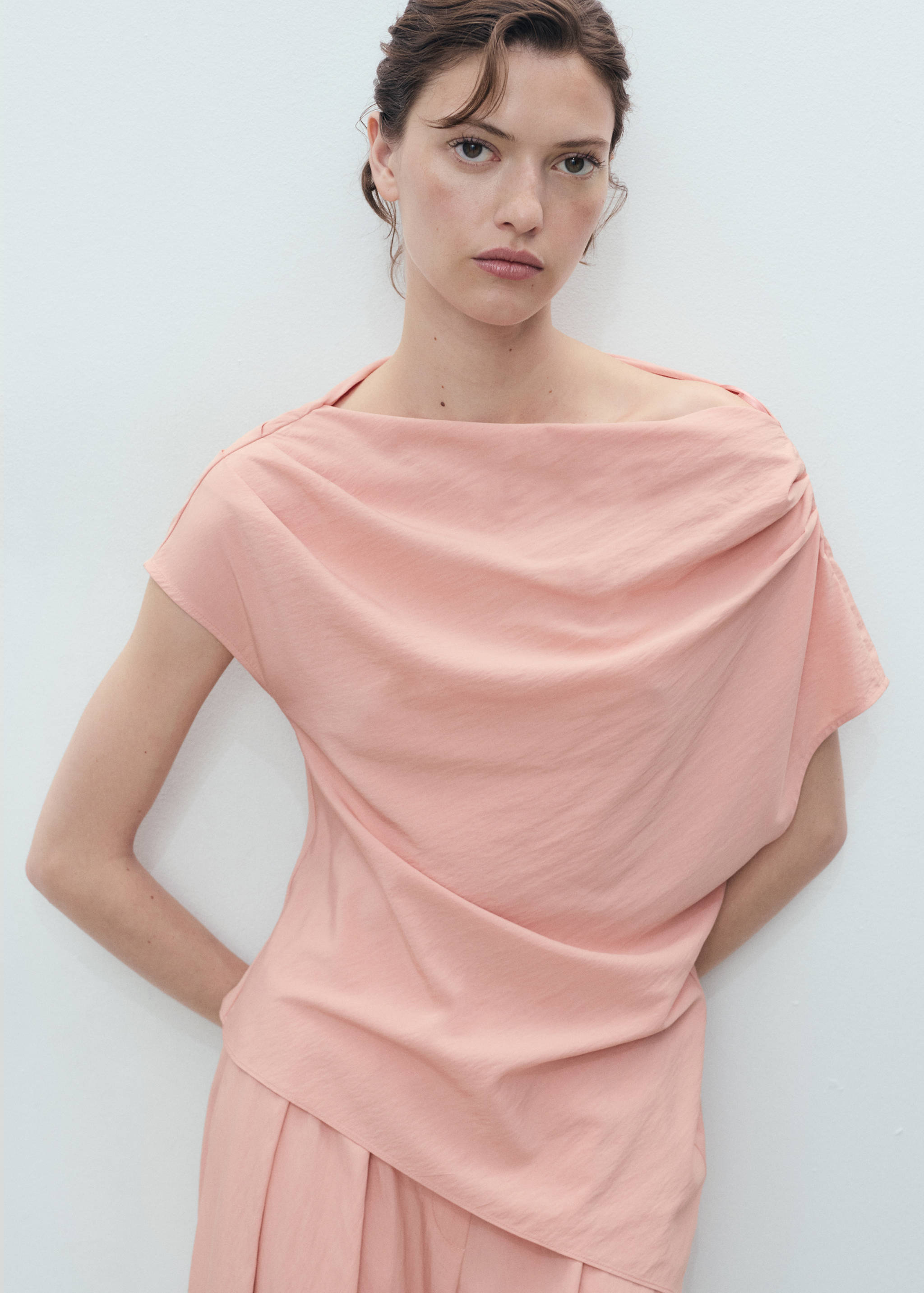 Blouse asymétrique drapée - Plan moyen