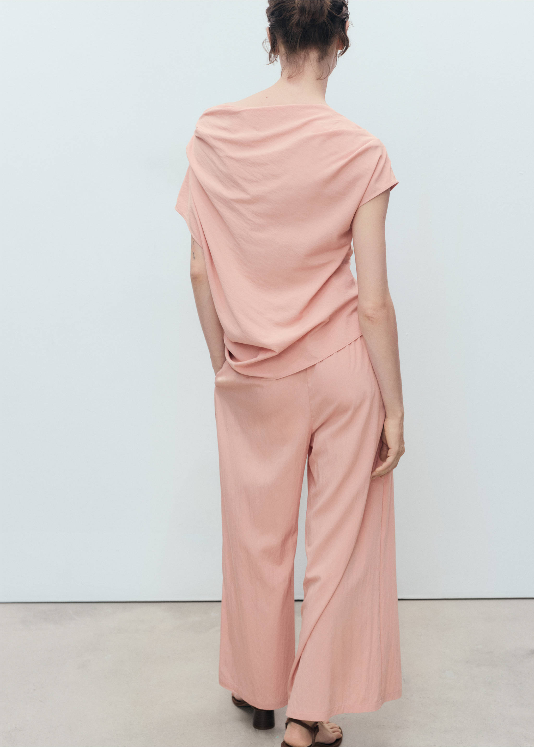 Gedrapeerde asymmetrische blouse - Achterkant van het artikel, Roze. Ref: 17041153-00.