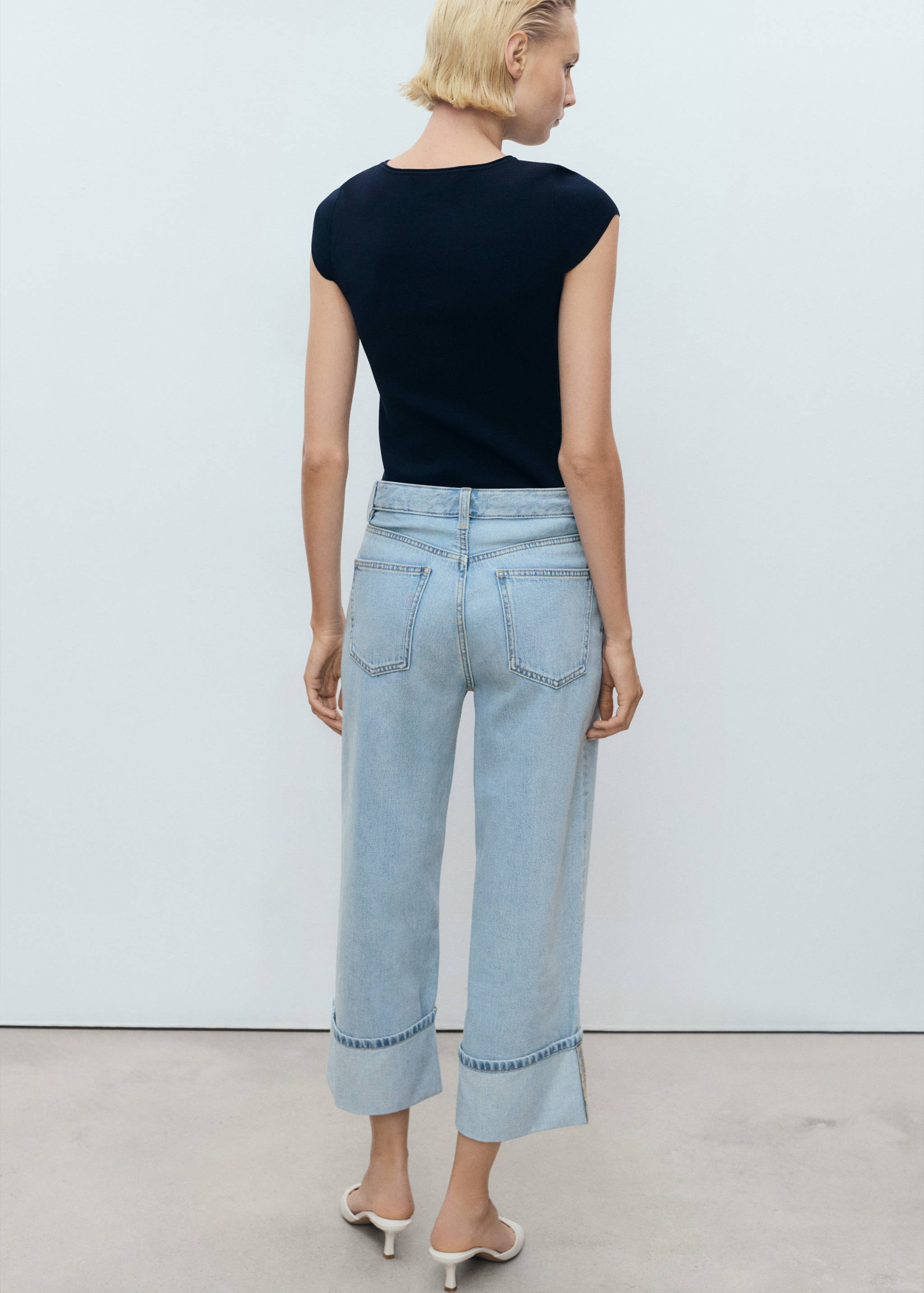 Wide leg cropped jeans with rolled-up hem - Reverse of the article