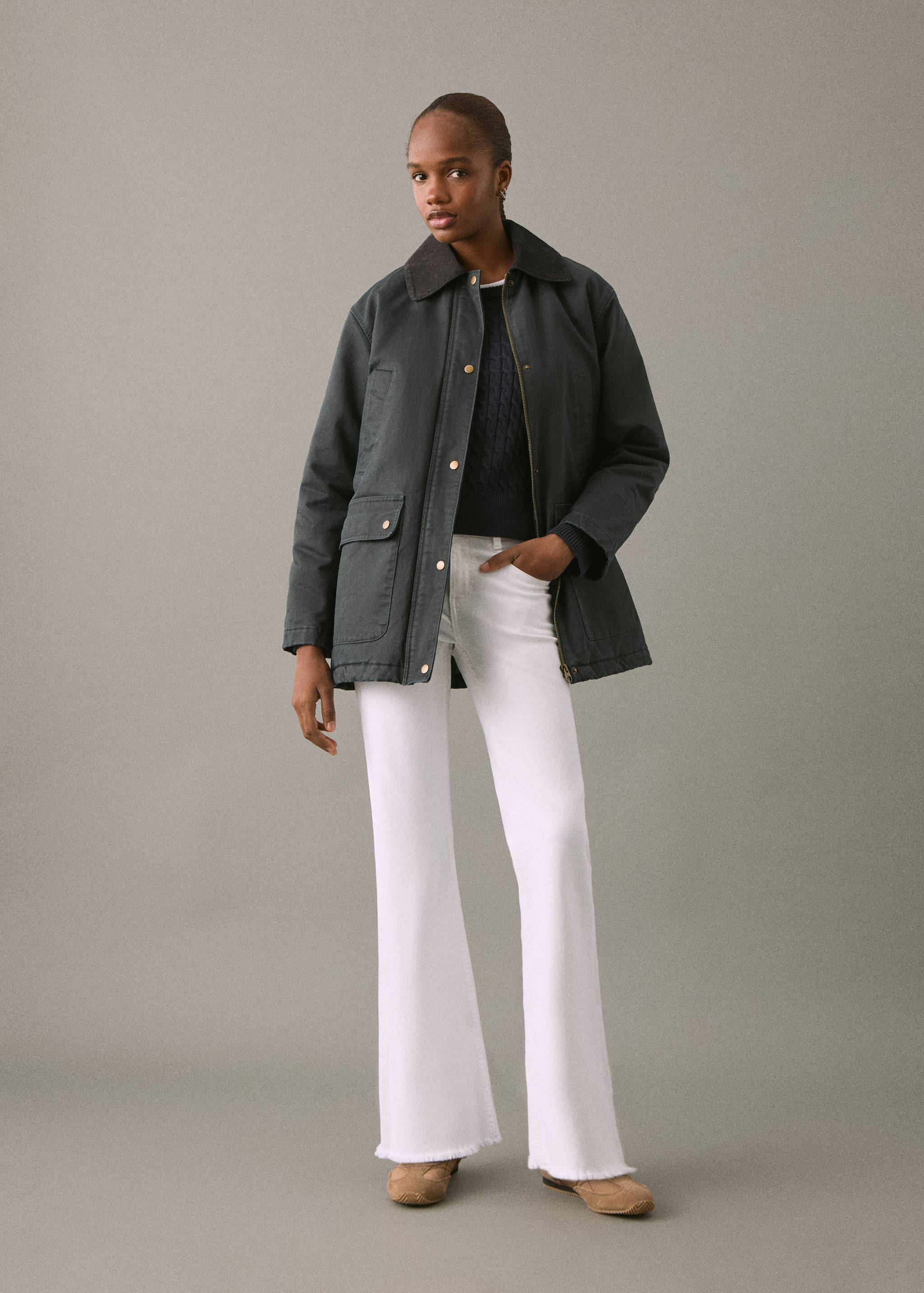 Utsvängda jeans med fransad fåll - Allmän bild