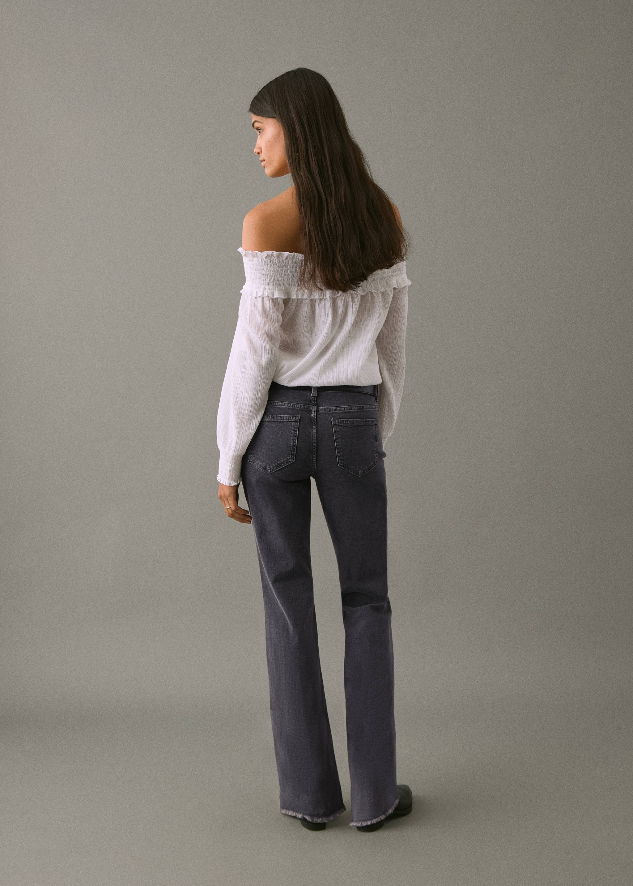 Utsvängda jeans med fransad fåll - Artikelns baksida