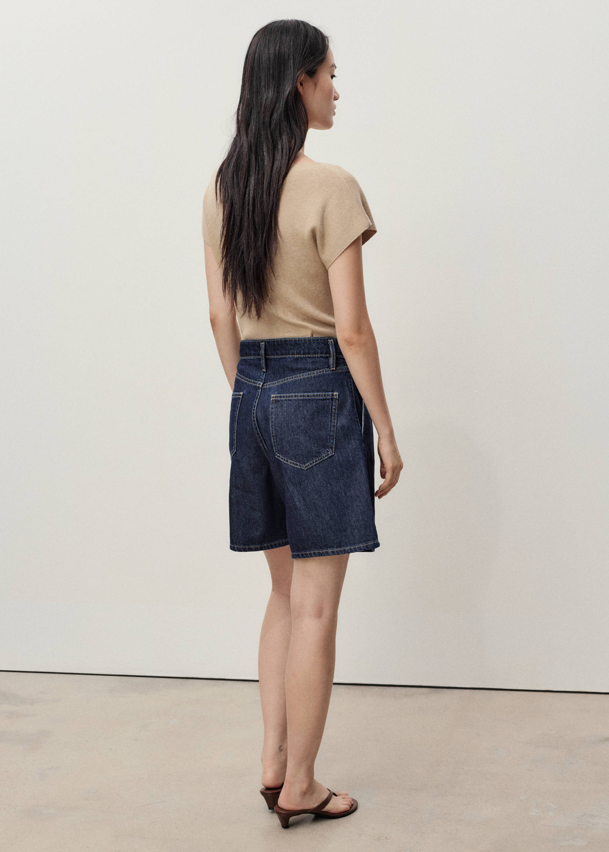 Mid-rise denim bermuda shorts with pleats - Reverse of the article