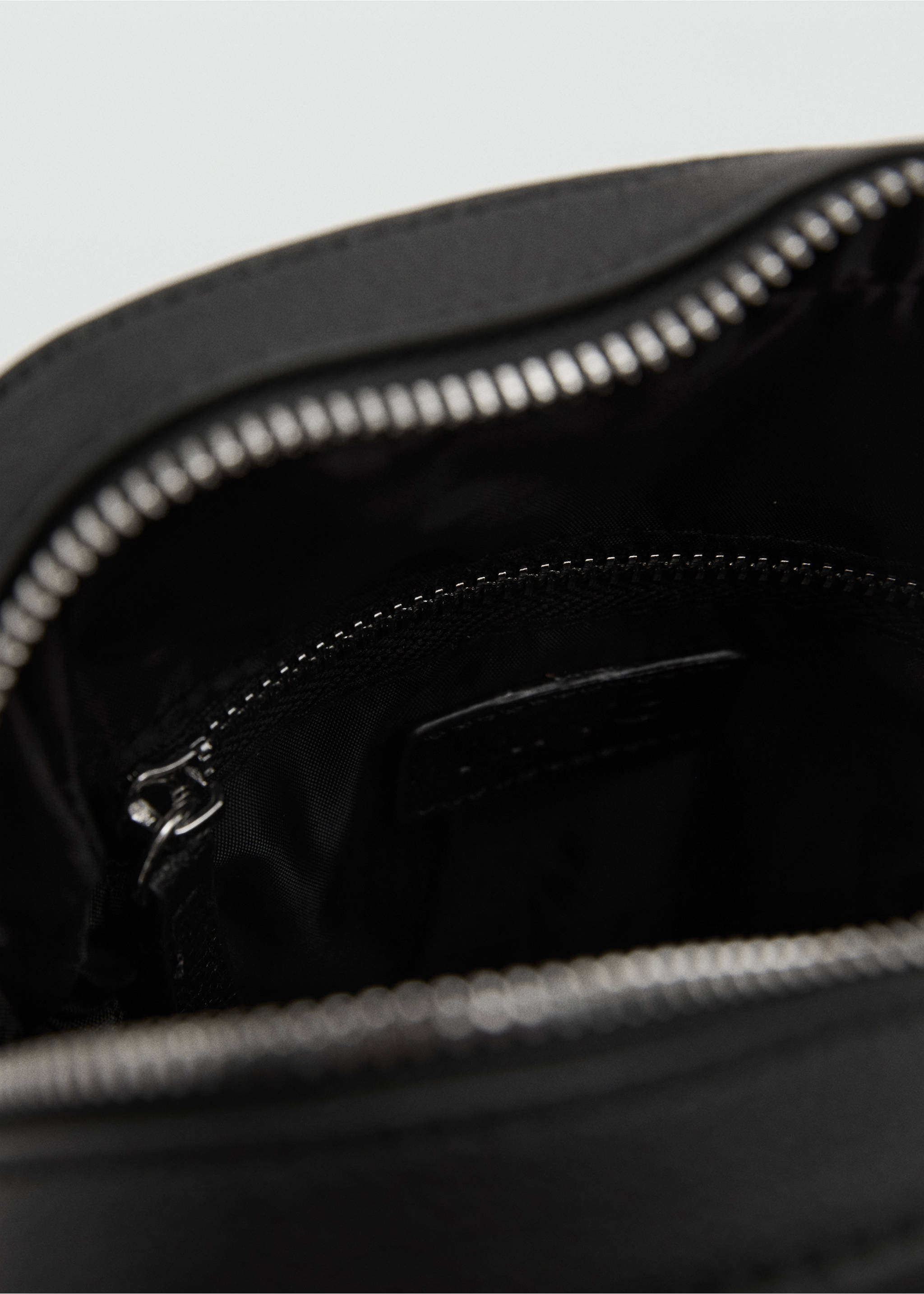 Patent faux-leather shoulder bag - Details of the article 2, Black. Ref: 17041203-00.