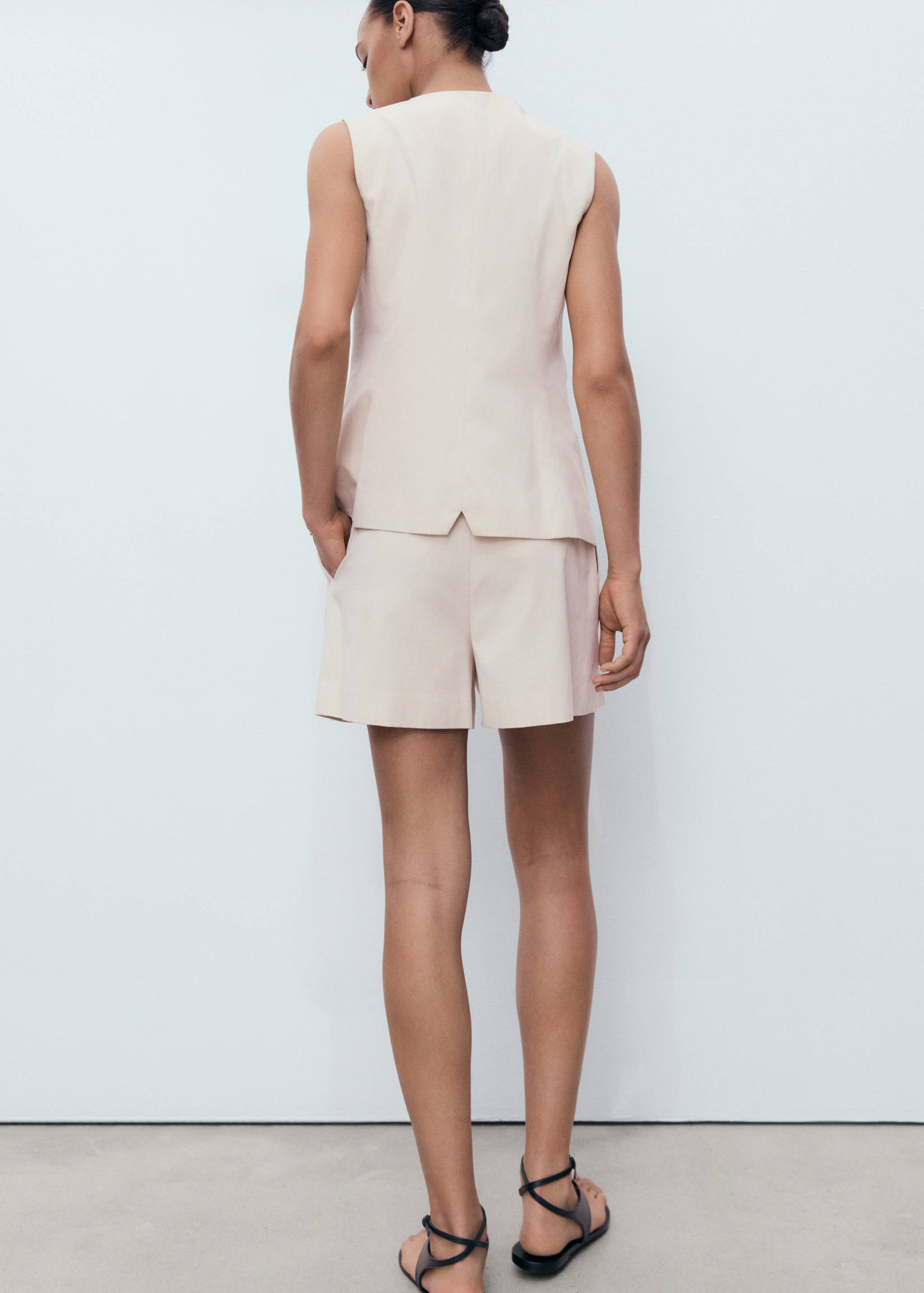Pleated suit shorts - Reverse of the article