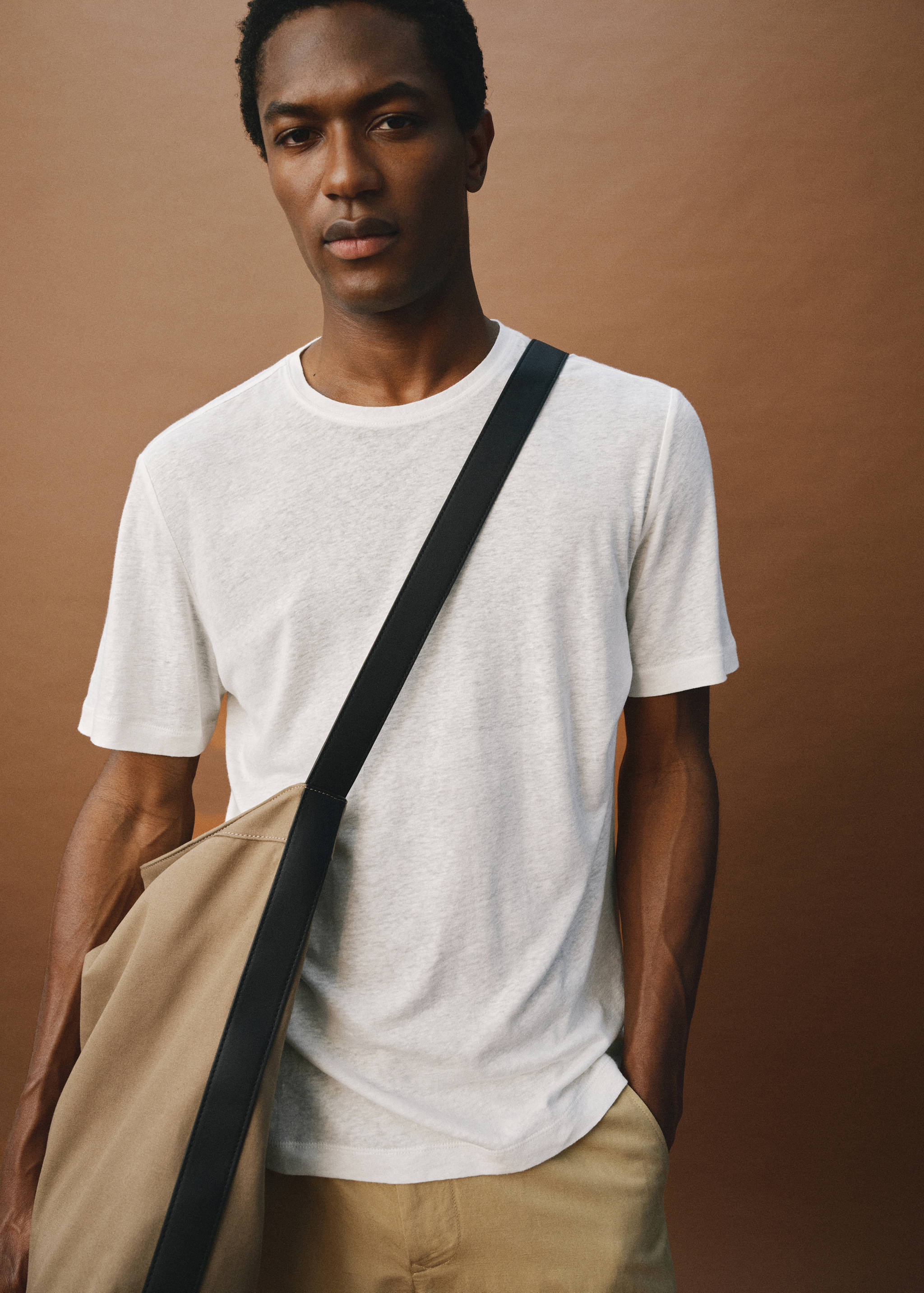 Linen slim-fit t-shirt - Details of the article 3