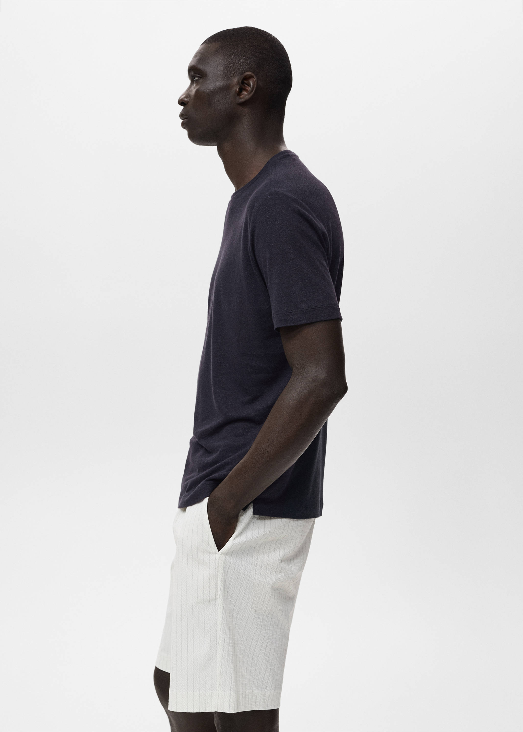 Slim-Fit-T-Shirt aus Leinen - Detail des Artikels 2, Marineblau. Ref: 17041211-00.