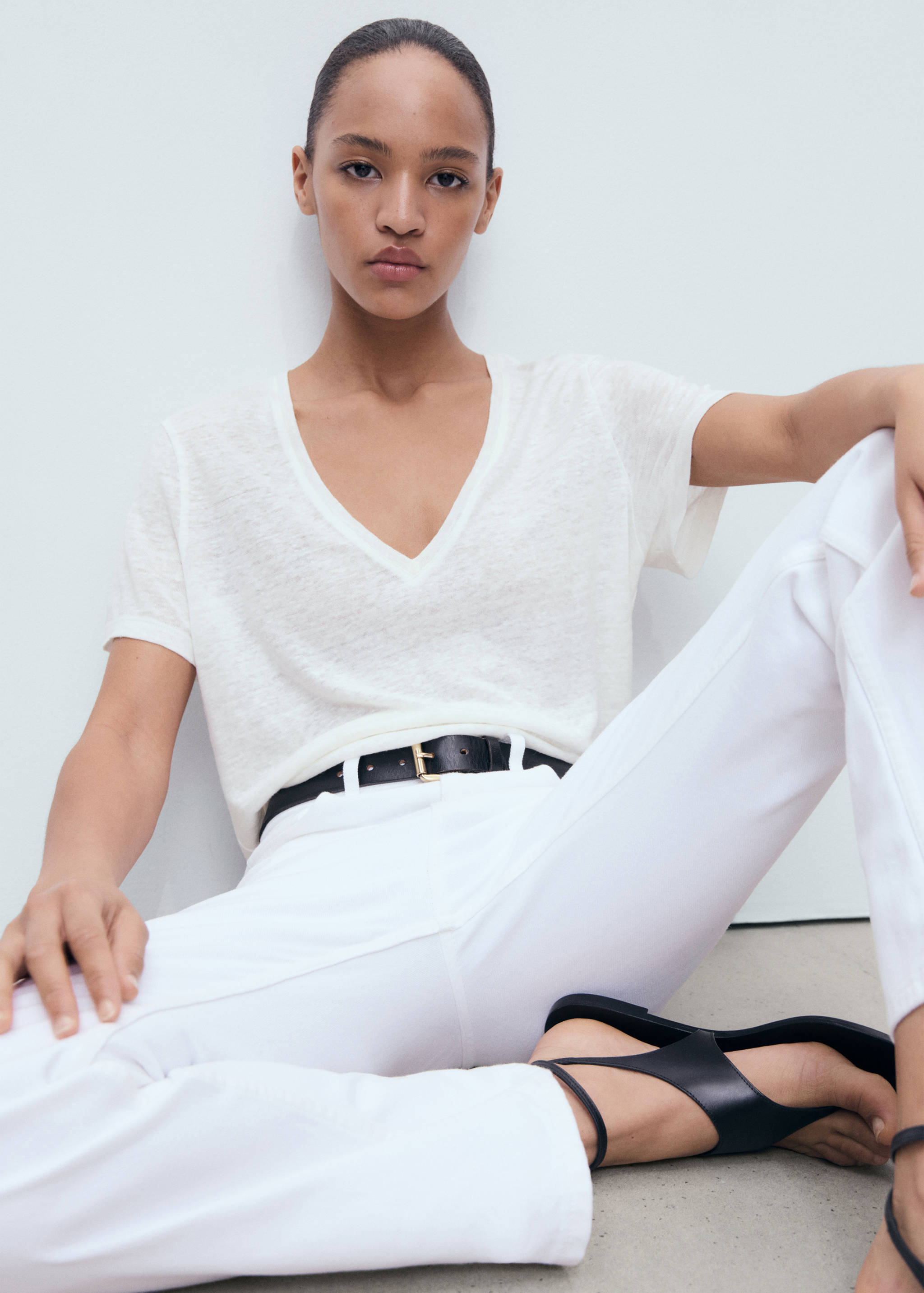 V-neck linen t-shirt - Details of the article 2