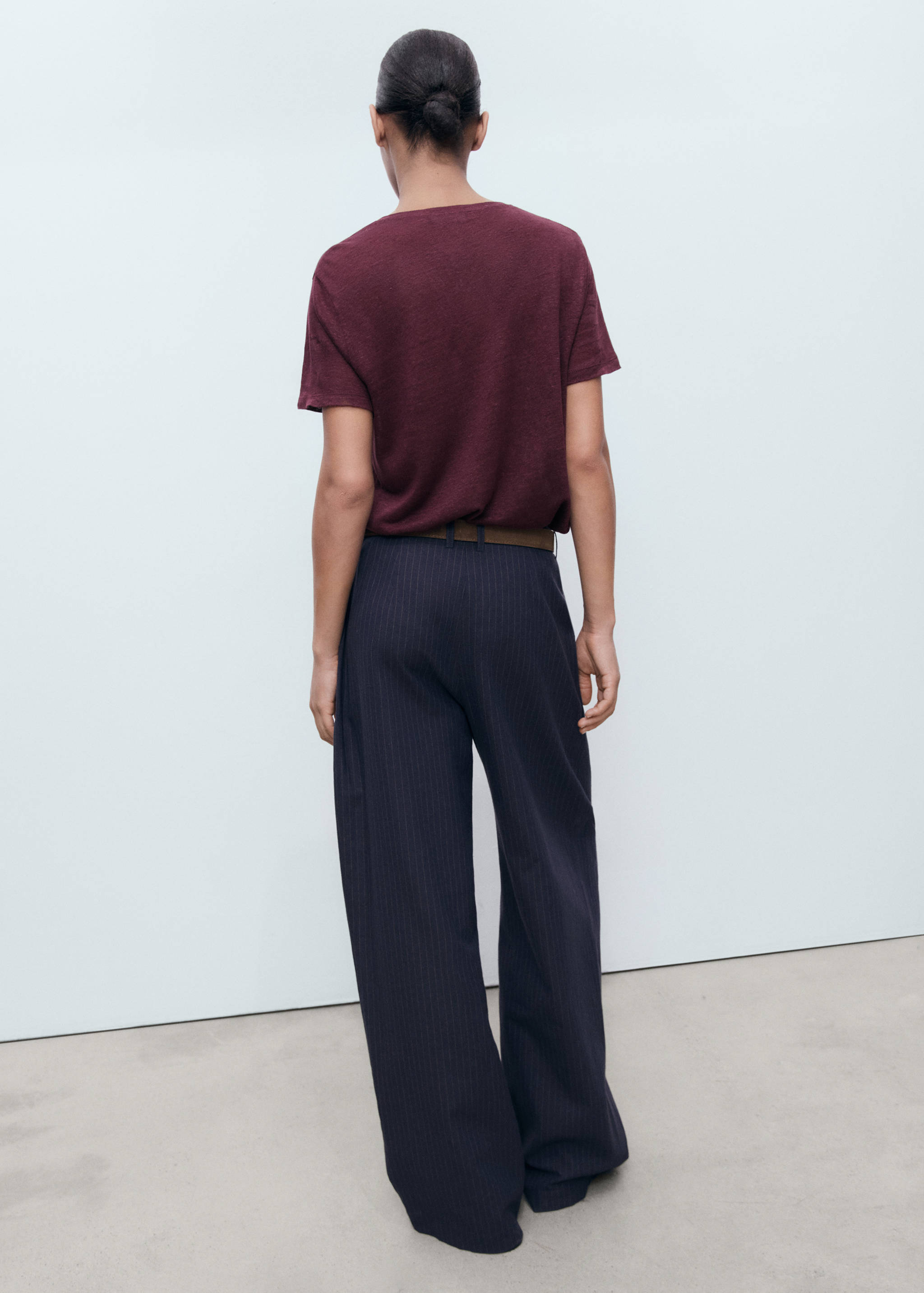 V-neck linen t-shirt - Reverse of the article