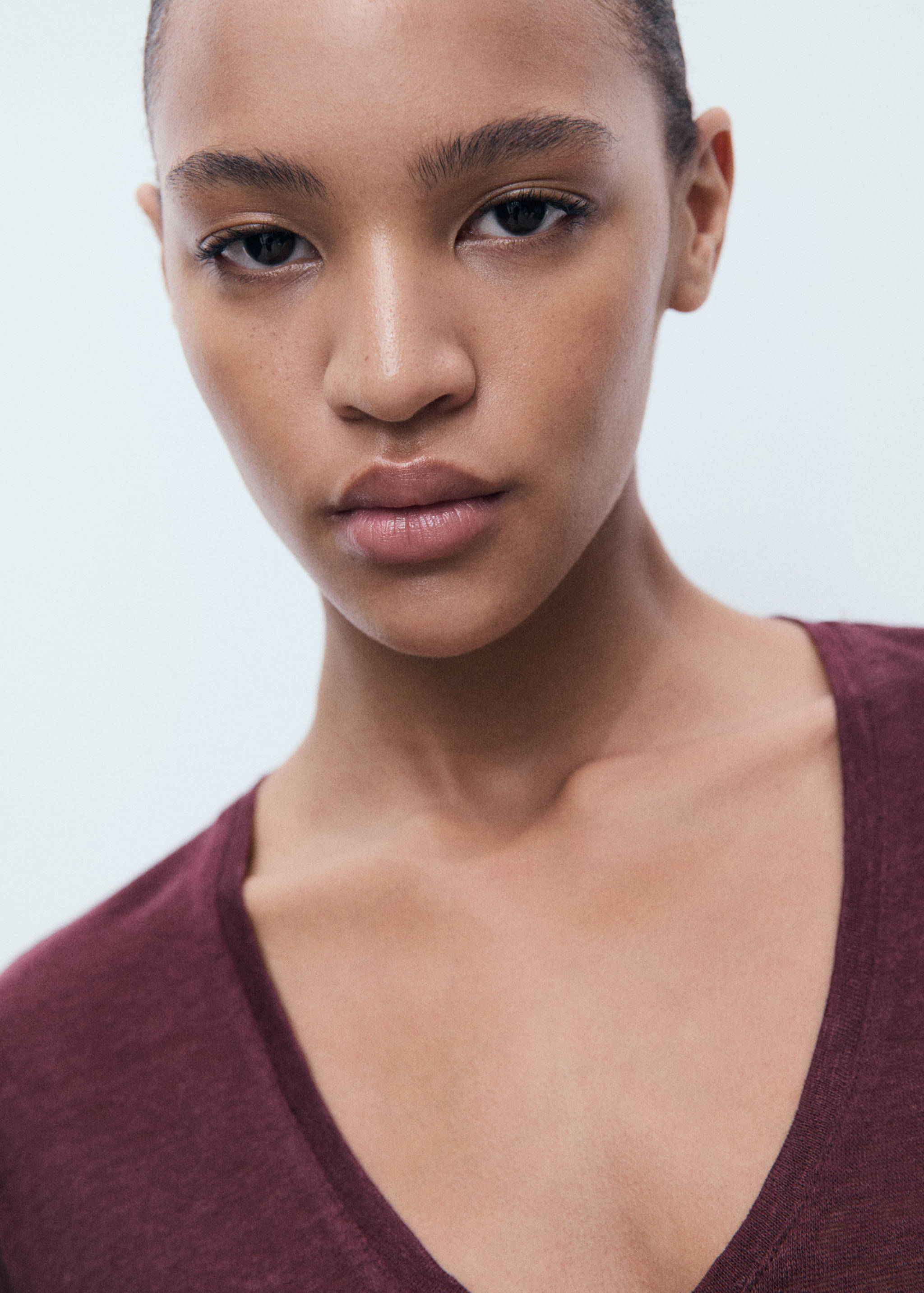 V-neck linen t-shirt - Details of the article 1