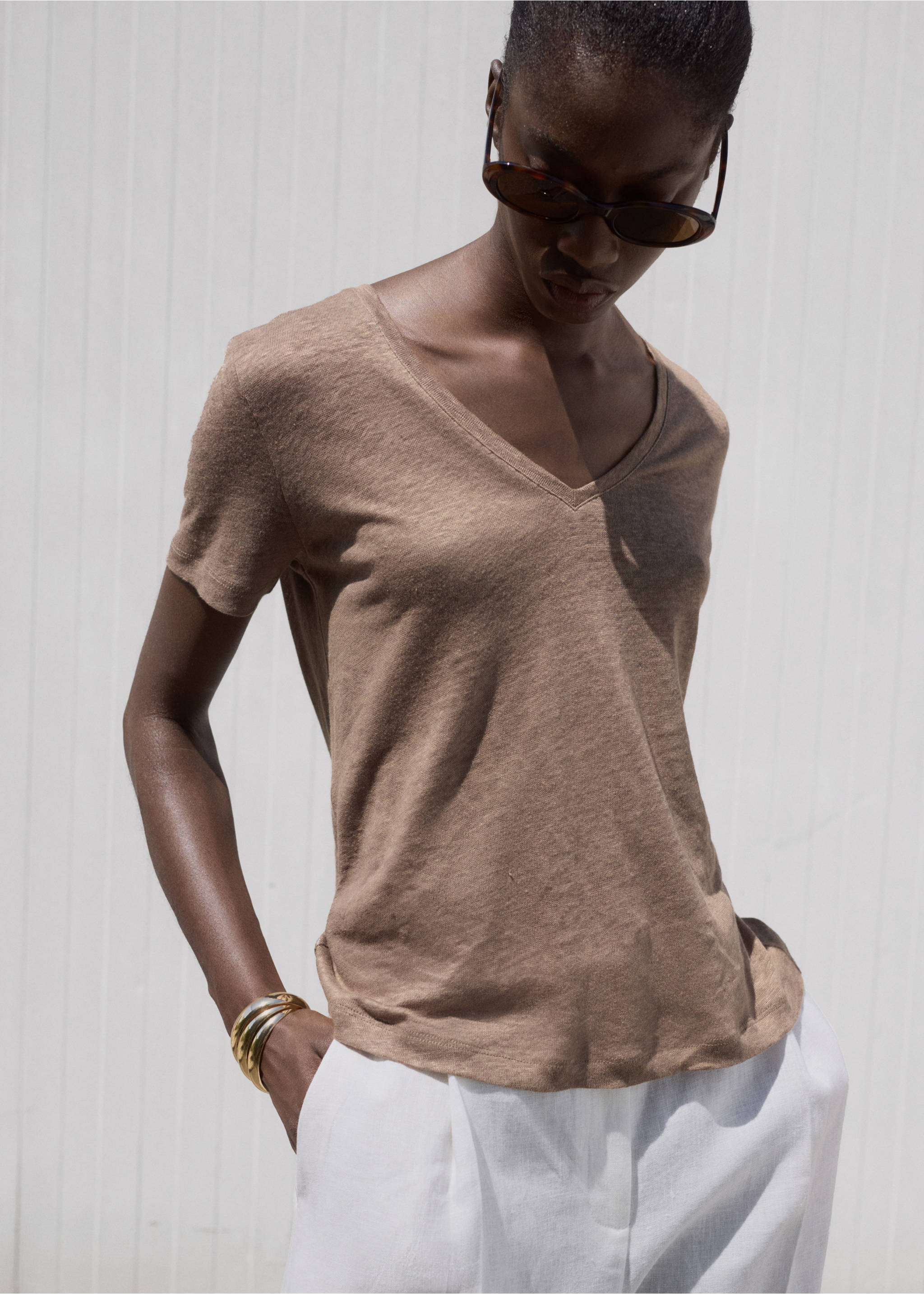 V-neck linen t-shirt - Medium plane, Light/Pastel Brown. Ref: 17041219-00.