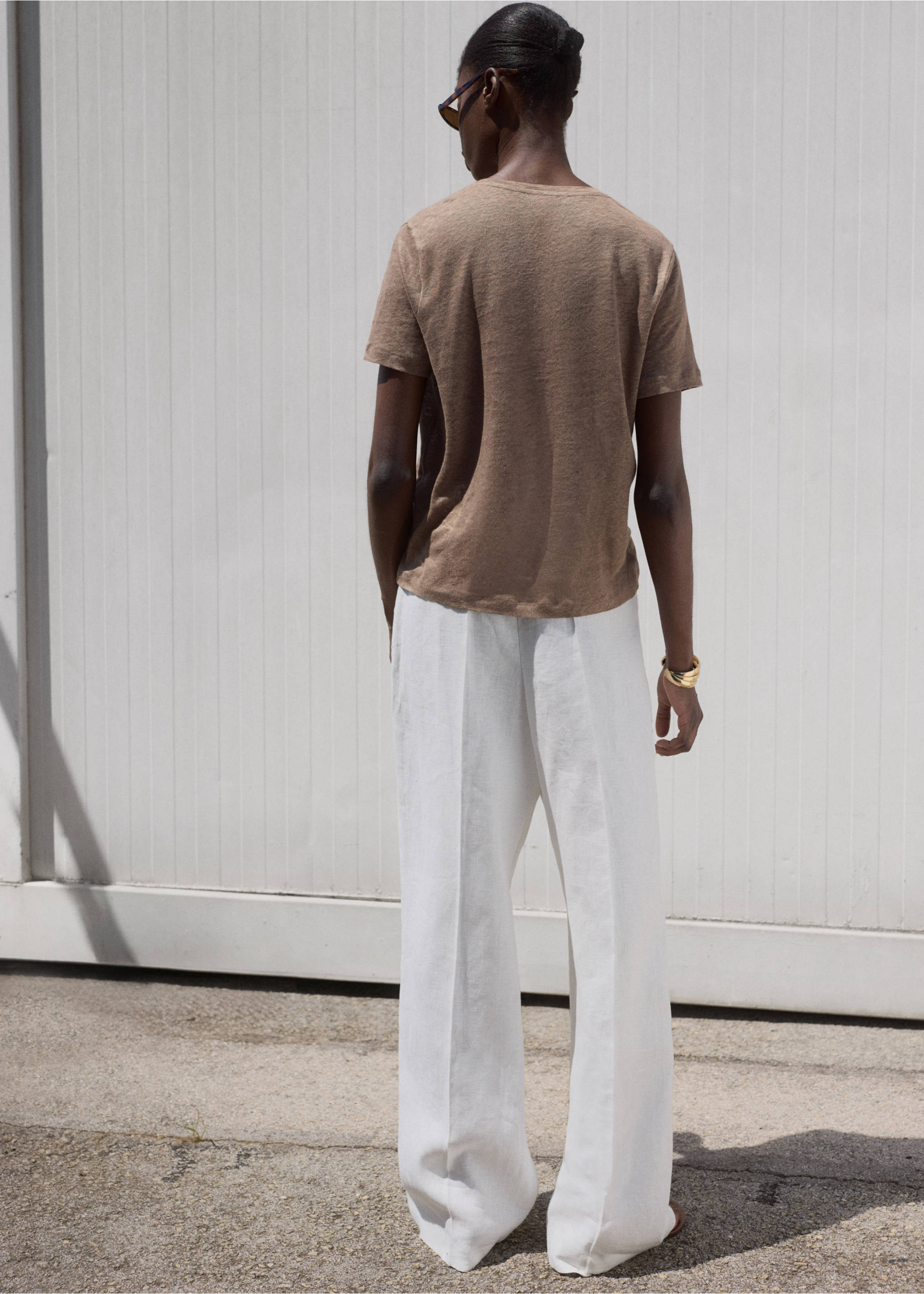 V-neck linen t-shirt - Reverse of the article, Light/Pastel Brown. Ref: 17041219-00.