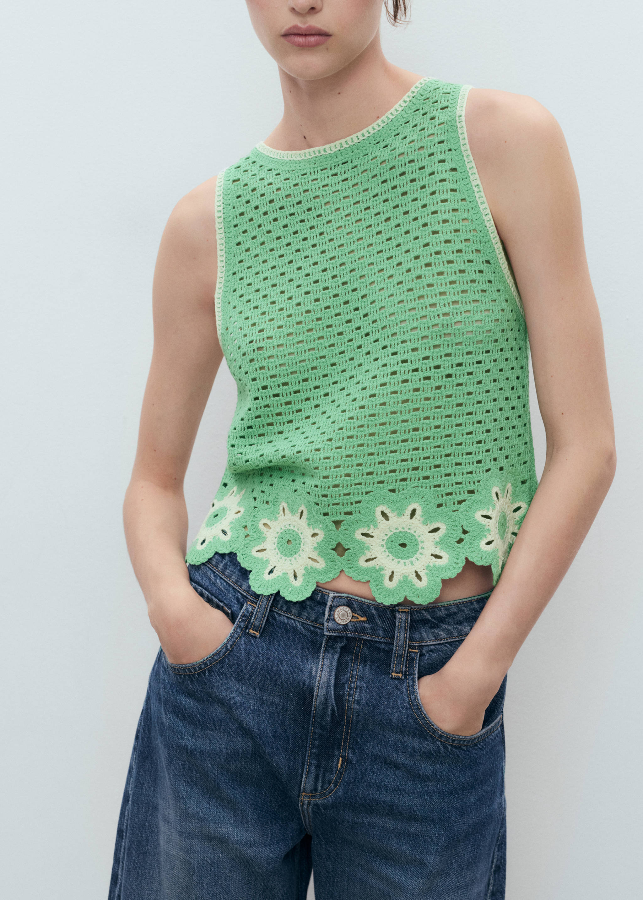 Crochet top with floral finishes - Details of the article 3