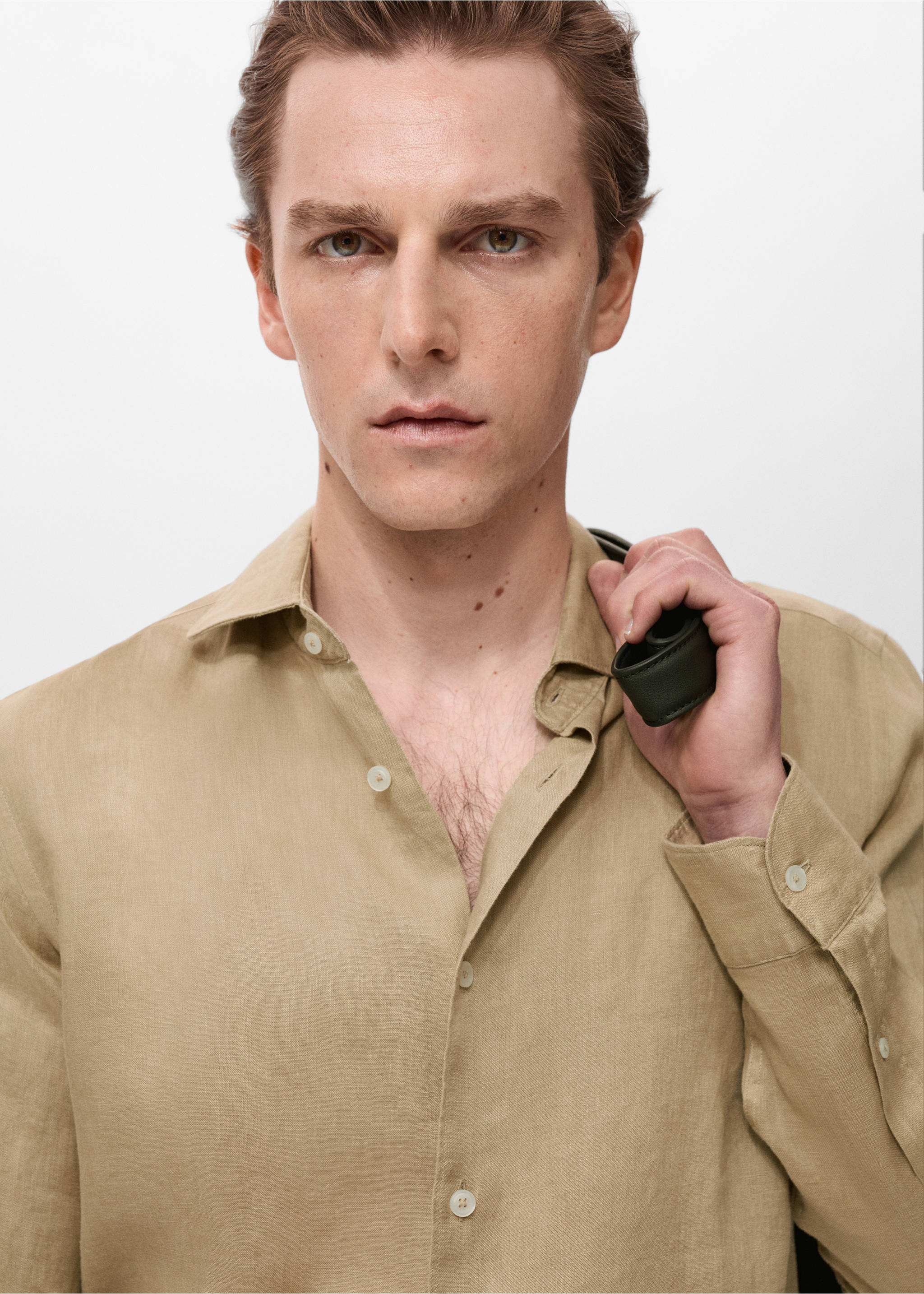 100% linen slim-fit shirt - Details of the article 1, Beige. Ref: 17041248-00.