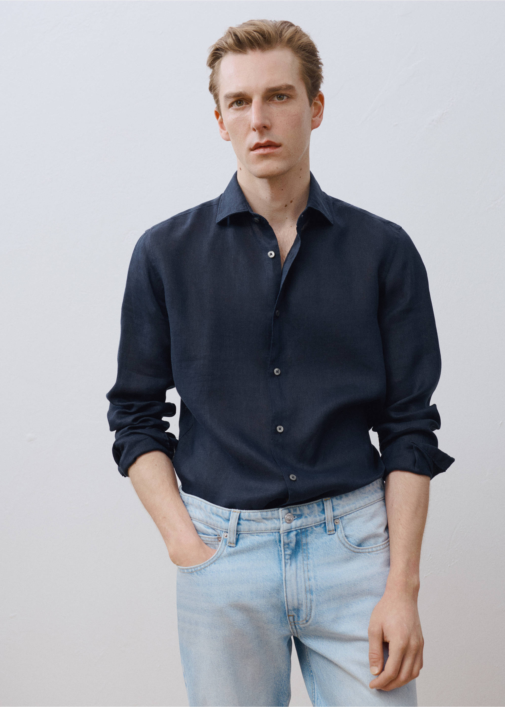 100% linen slim-fit shirt - Details of the article 3, Dark Navy. Ref: 17041248-00.