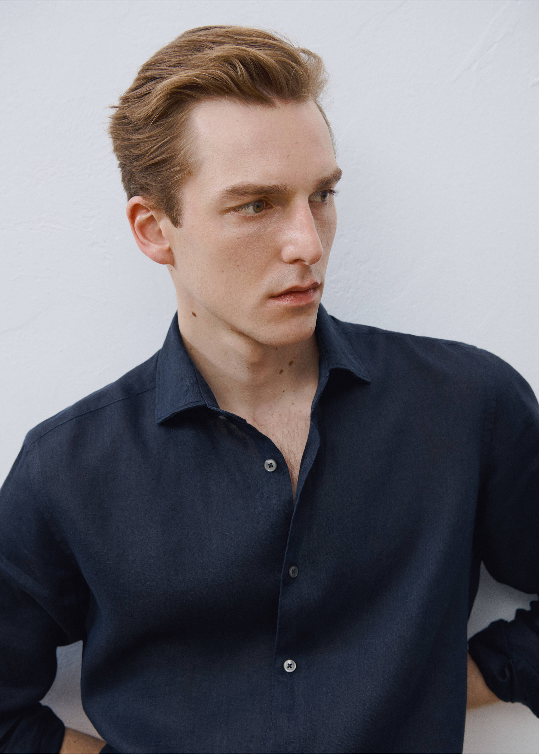 100% linen slim-fit shirt - Details of the article 5, Dark Navy. Ref: 17041248-00.