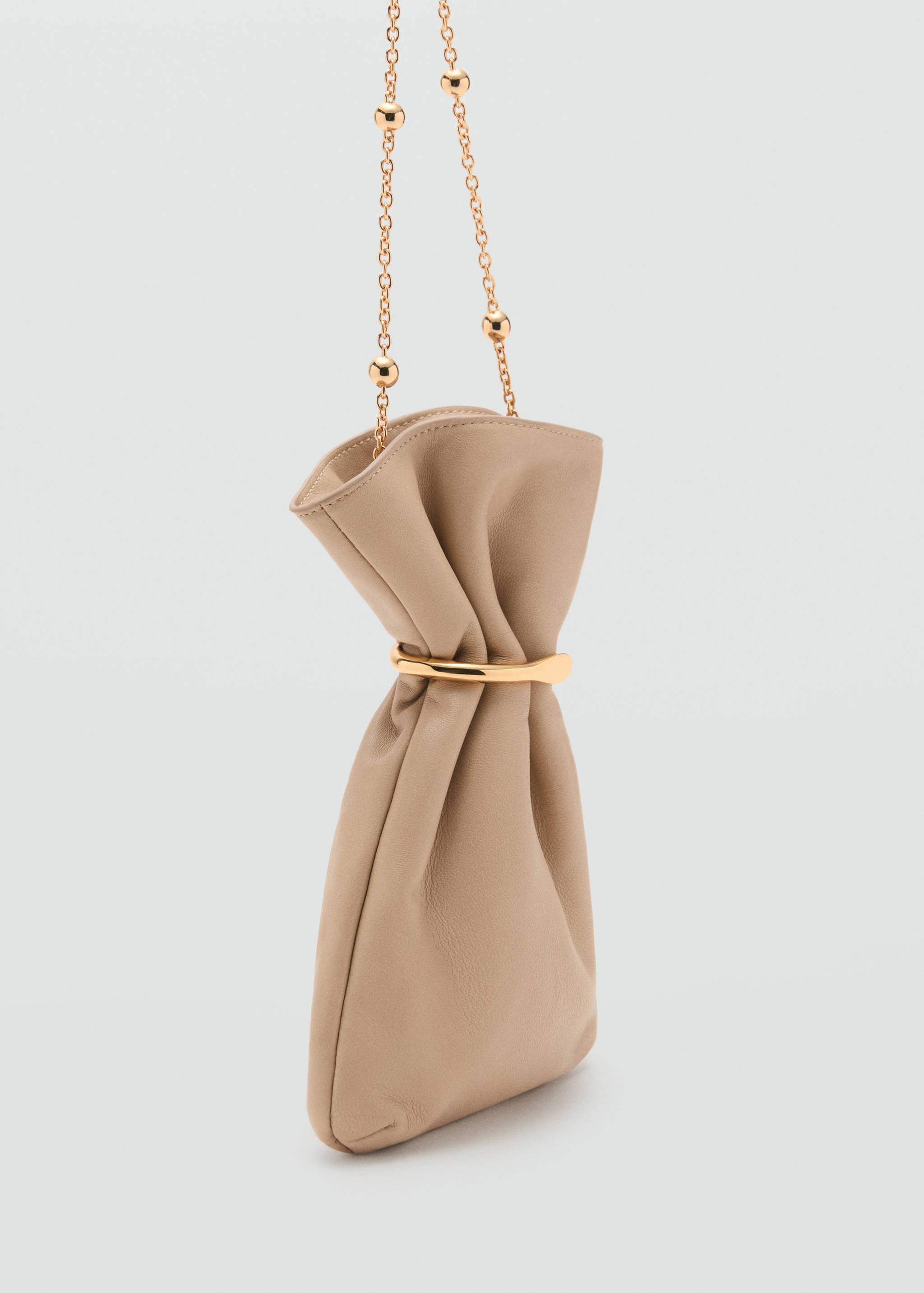 Sac en cuir style cabas détail métallique - Plan moyen