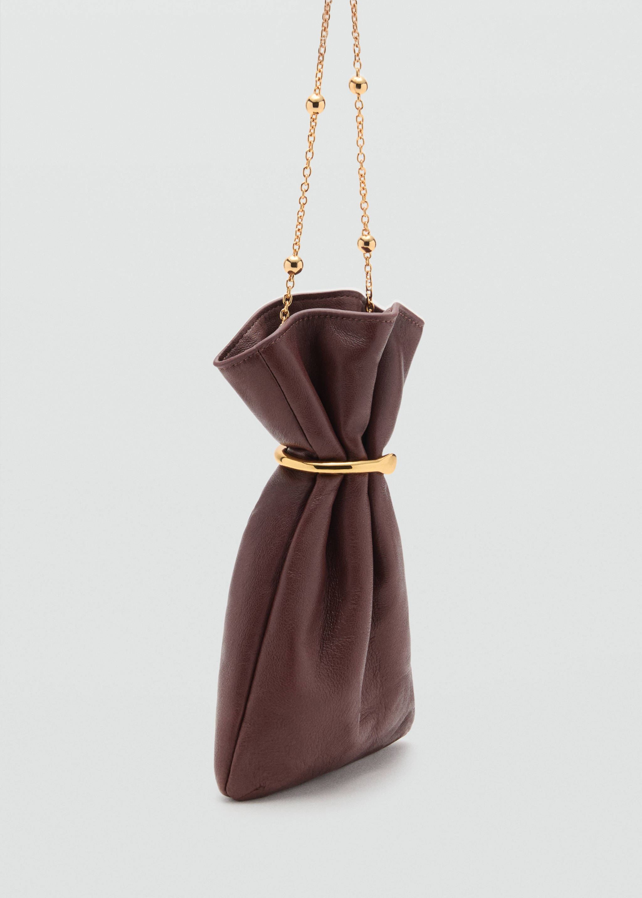 Sac en cuir style cabas détail métallique - Plan moyen