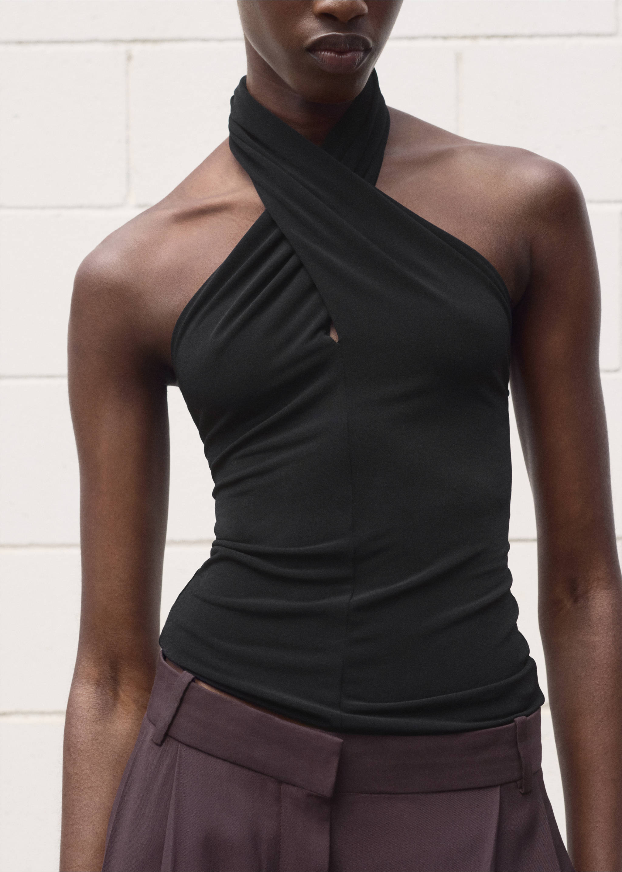Crossed halter top - Medium plane, Black. Ref: 17041261-00.