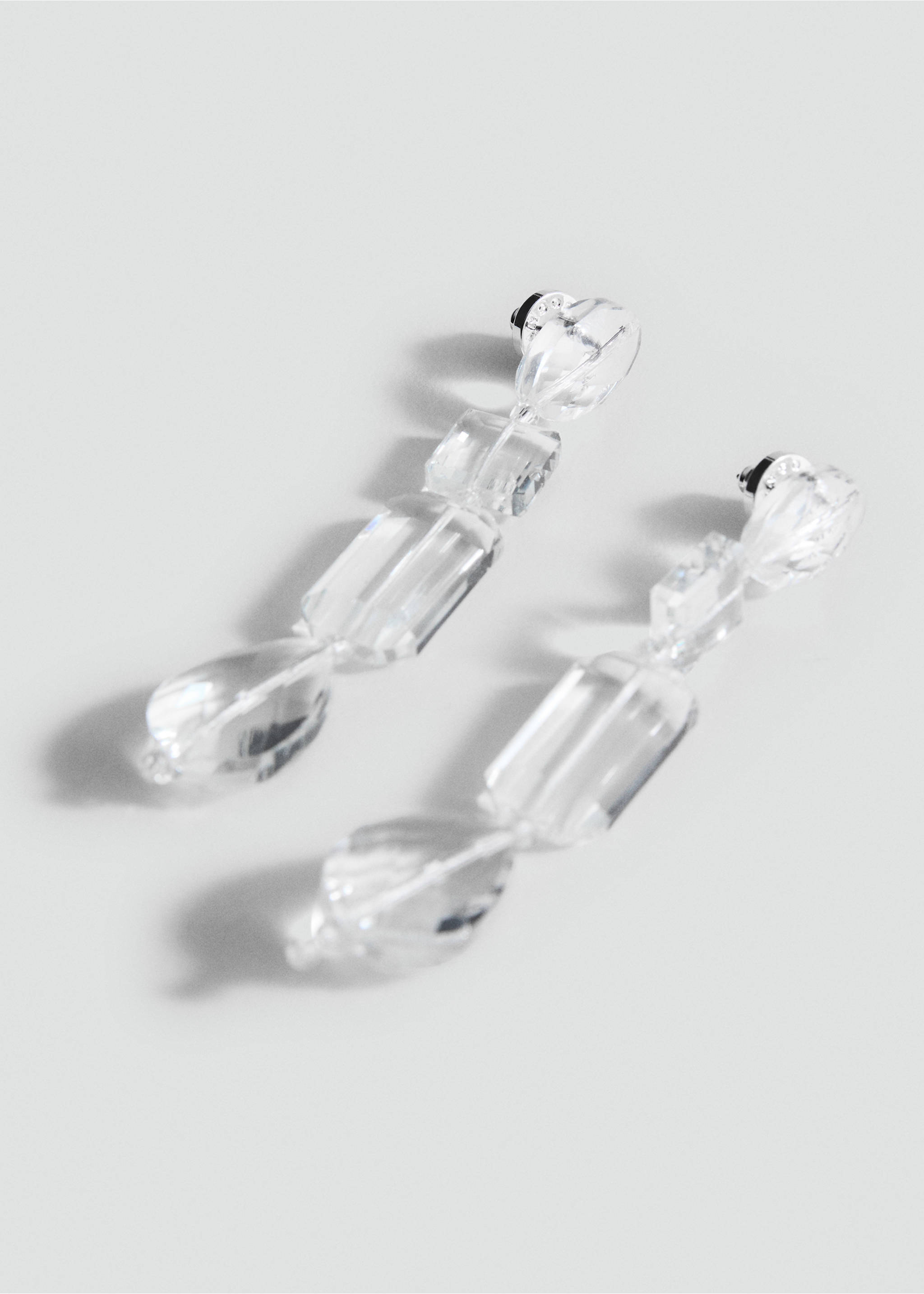 Boucles d'oreilles pendantes strass - Plan moyen, Gris glacé. Ref: 17041265-00.