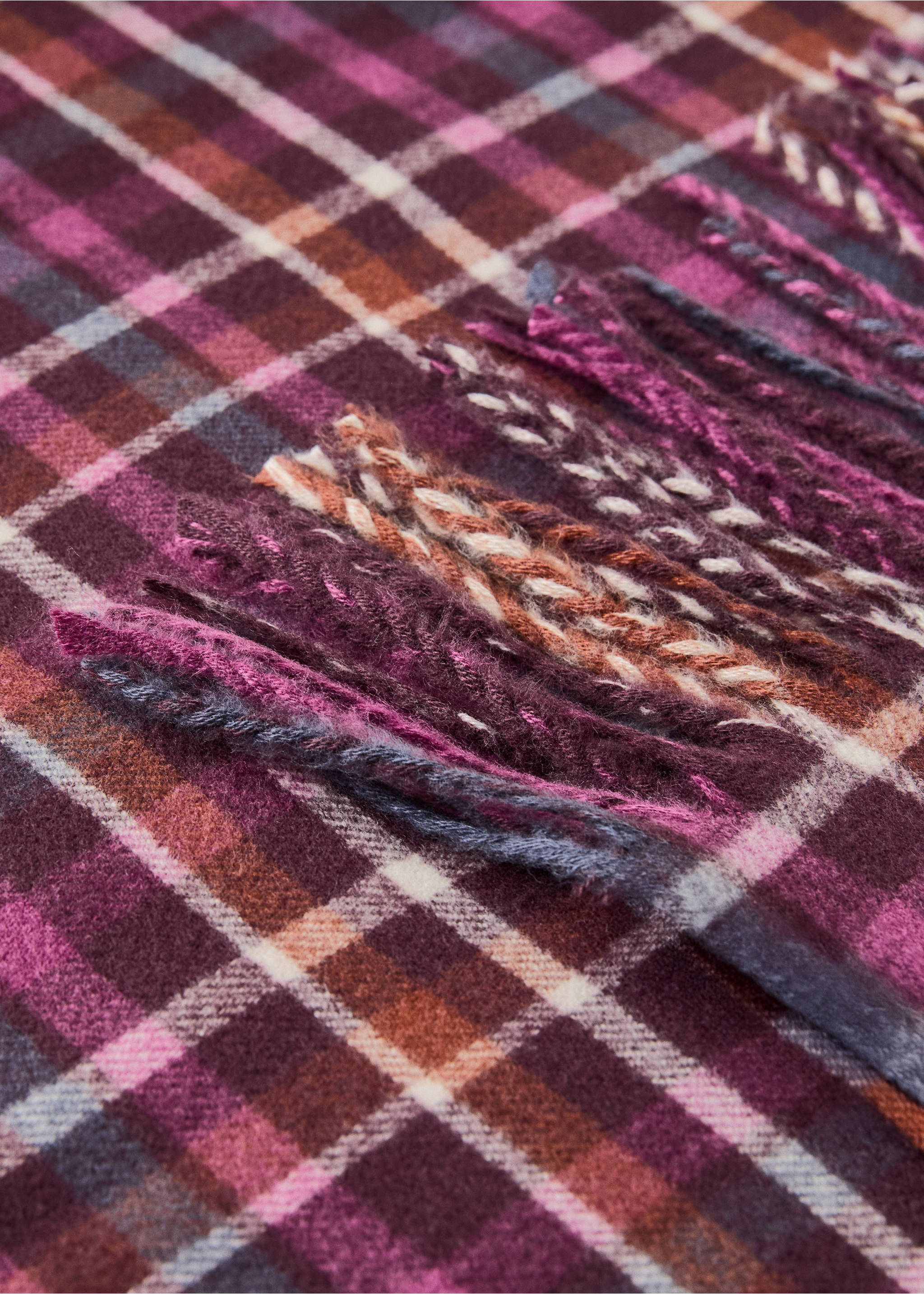 Fringed blanket with check design - Details of the article 1, Blackberry. Ref: 17041269-00.