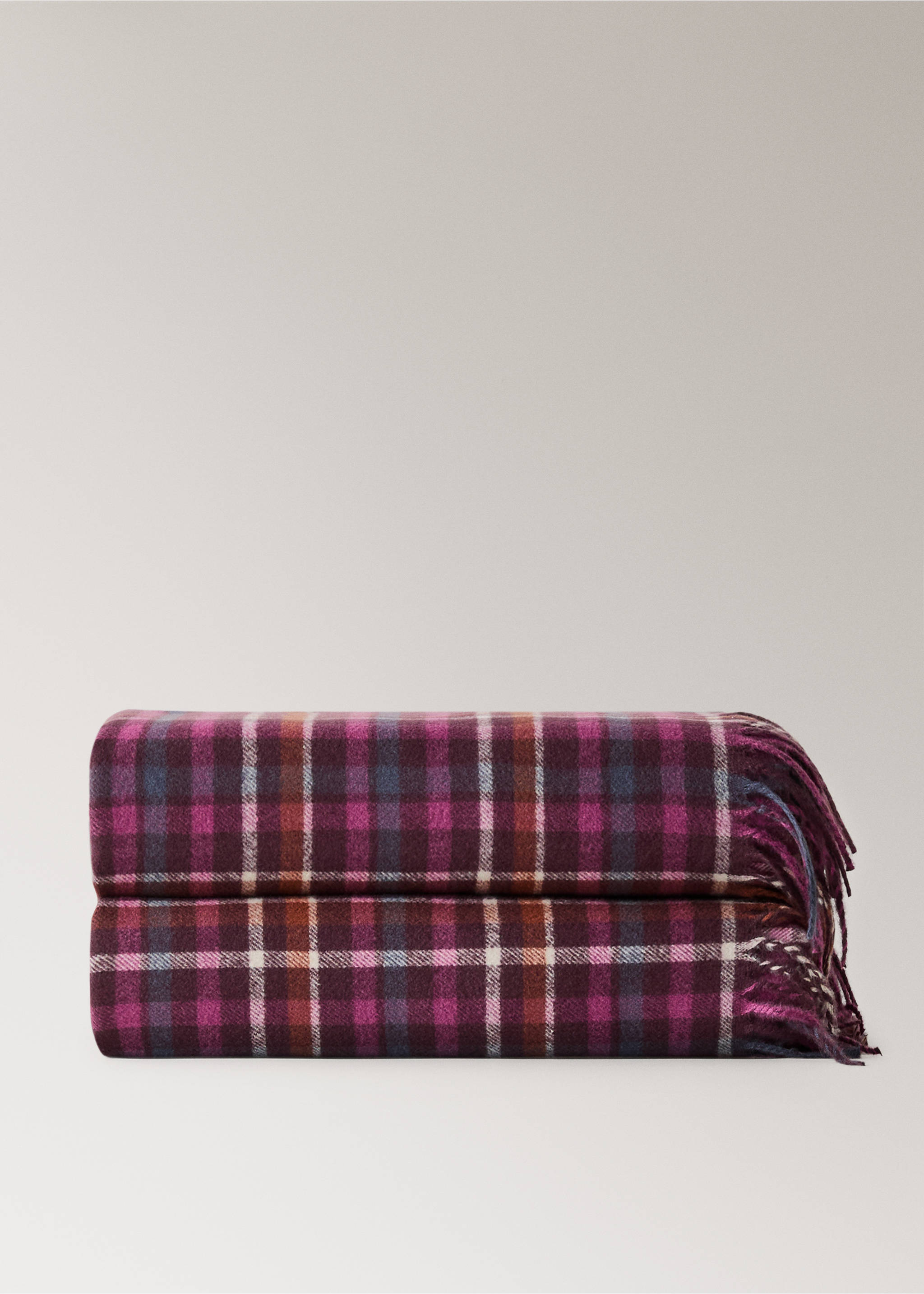 Fringed blanket with check design - Article without model, Blackberry. Ref: 17041269-00.
