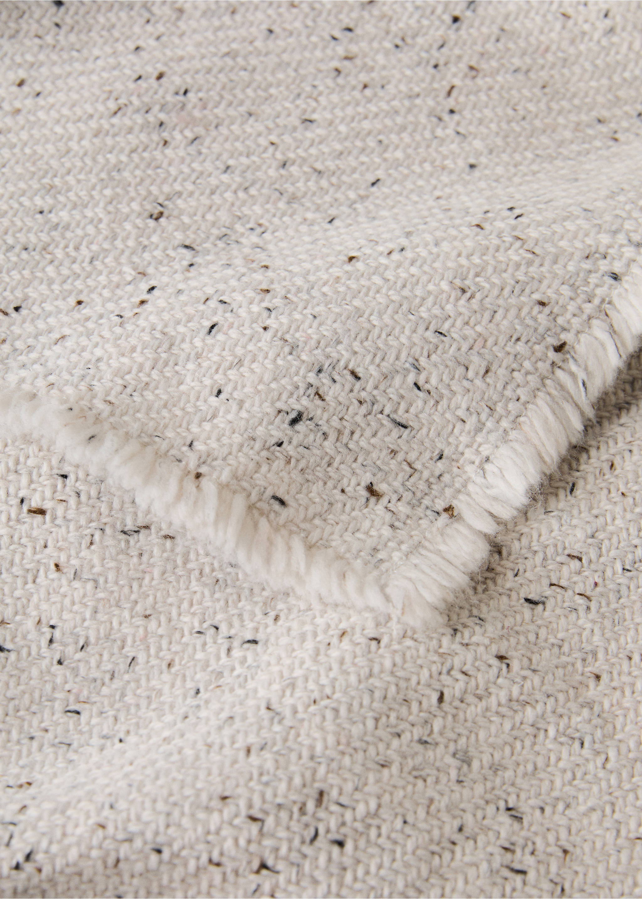Melange knitted blanket - Details of the article 1, Sand. Ref: 17041270-00.