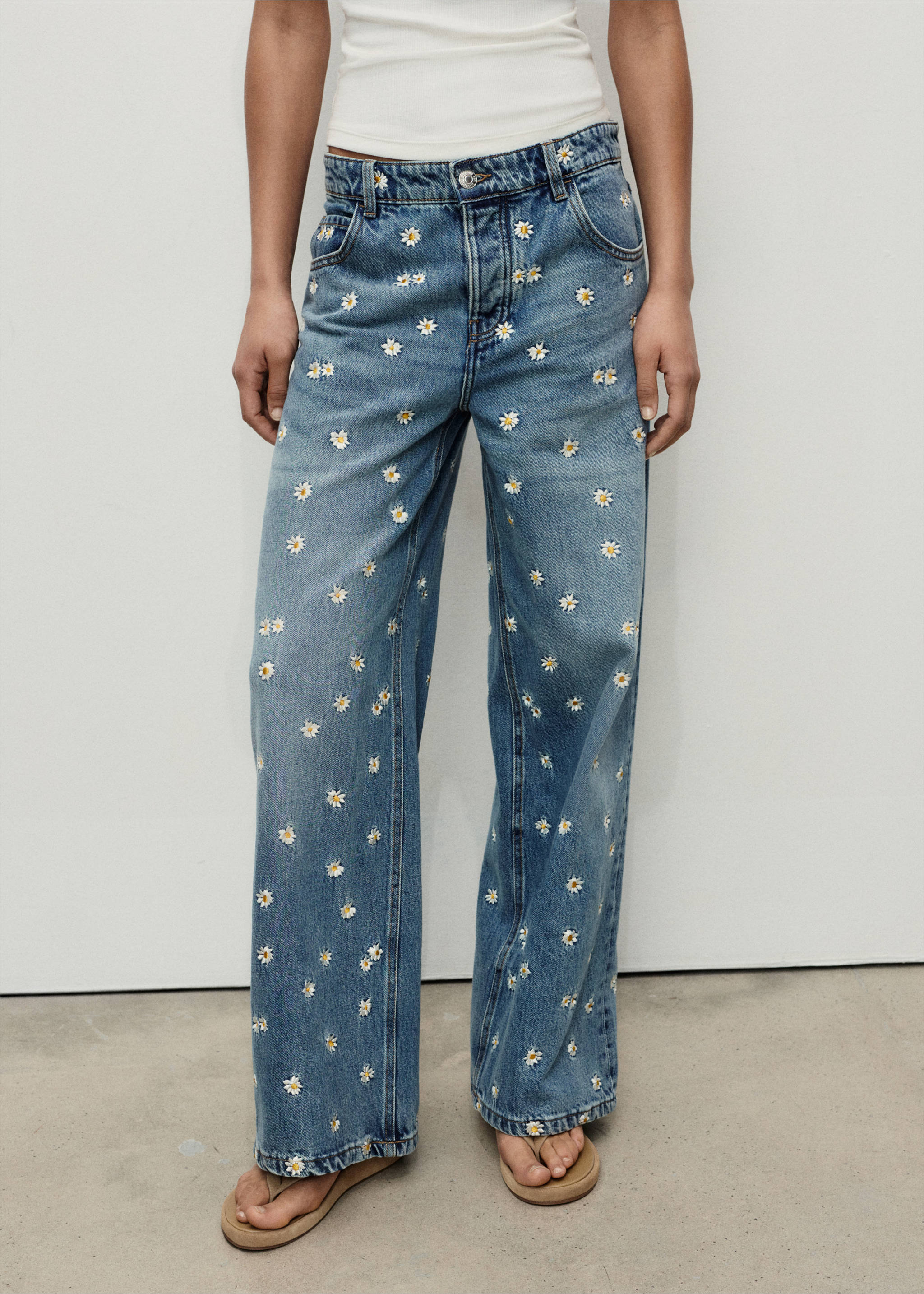 Jeans wide leg bordado flores - Plano medio, Azul medio. Ref: 17041286-00.