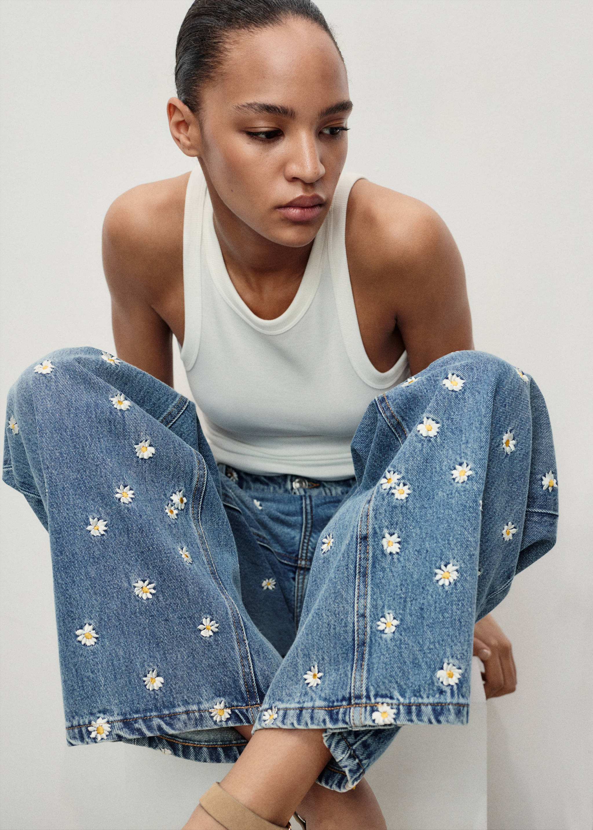 Wide leg jeans with floral embroidery - Details of the article 2